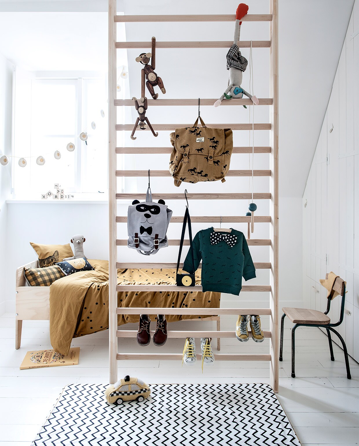 Slinger € 79,-, grijze rugtas van Emile et Ida € 65,-, groene trui van Simple Kids € 84,- okergeel gebreid kroontje € 27,50, springtouw van Nobodinoz € 15,95, gele gympen van Golden Goose € 160,-, schoenen met zebraprint van Maá Shoes € 125,-, hoge bruine schoenen van Rainbow &amp; Snow € 110,-, gebreide NYC taxi van Oeuf NYC € 75,- (Orange Mayonnaise). Houten alfabetblokken van Ooh Noo € 59,90 (Rewind Design). Houten apen van Kay Bojesen, klein € 119,-, medium € 339,- (www.vtwonen.nl). Muisknuffel € 39,95, schooltas Horses van Bobo Choses € 68,95, juniorbed Crisis van Piet Hein Eek € 265,-, stokstaartknuffel € 37,95, geruit kussen Vichy van La Cérise sur le Gâteau € 37,95, grote avonturenatlas € 24,95 (Imps &amp; Elfs + Friends). Klein zwart kussentje met katopdruk van Mimi’Lou € 29,95, matras met zigzagdessin van Nobodinoz € 52,95 (www.psikhouvanjou.nl). Oud schoolstoeltje € 25,- (Loods 5). Dekbedovertrek Odette van La Cérise sur le Gâteau € 95,-, okergele kussenhoes met kattenhoofd Zwicky van La Cérise sur le Gâteau € 40,- (Living). Camera van houtresten is zelfgemaakt. Overig privébezit. JA | vtwonen 13-2015 | styling Kim van Rossenberg  | fotografie Sjoerd Eickmans