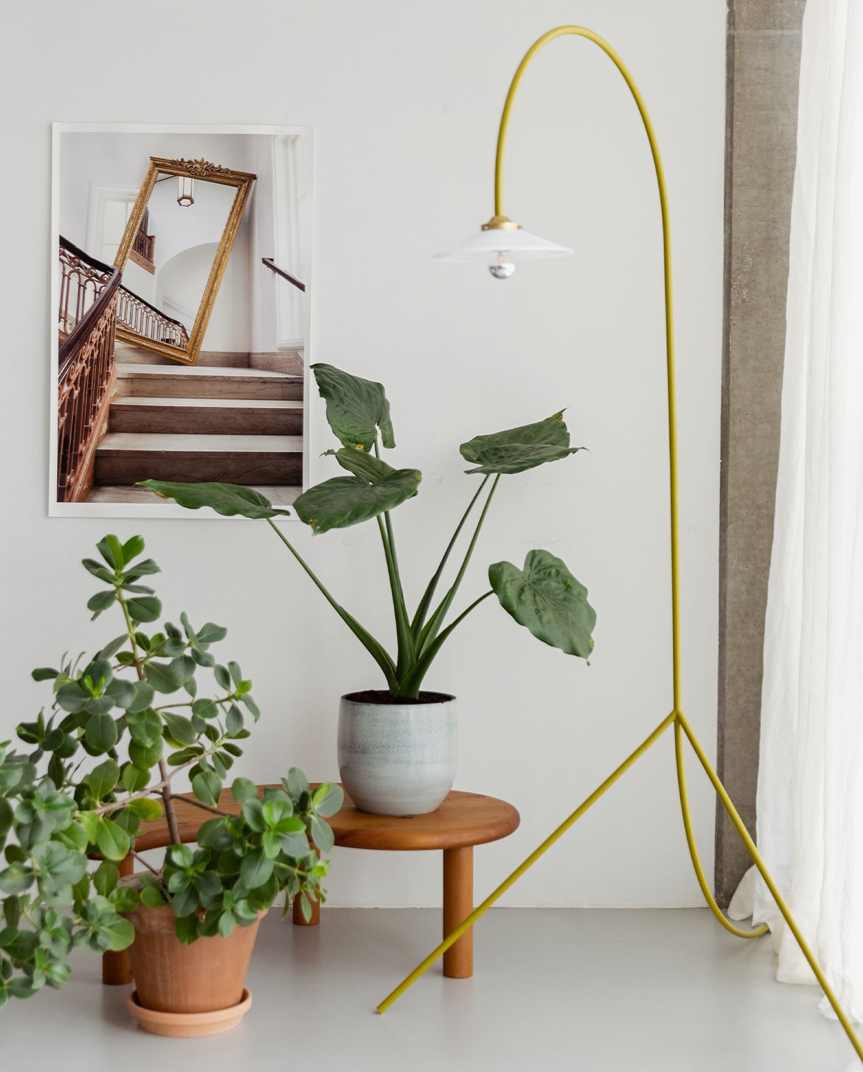 Standing Lamp Muller Van Severen voor valerie_objects, gordijnen ByMolle, freeform 60’s bijzettafel Fundamente, planten geadopteerd, planten-potten bij bloemenwinkel, fotoprint hotel The Line in Washington DC zelfgemaakt. vtwonen 05-2022 | styling Ilona Jongepier | fotografie Dana van Leeuwen