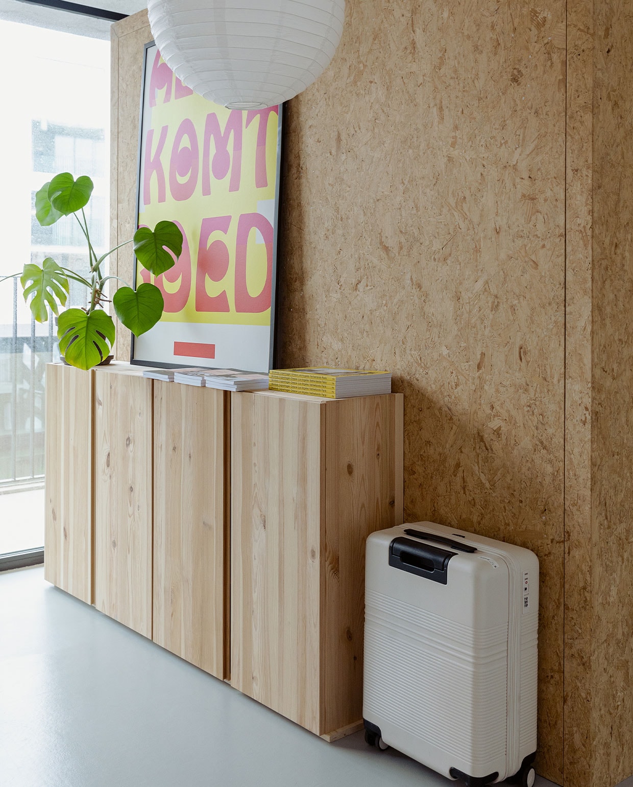 Koffer Nortvi, print 72b, guides Petite Passport, plant Intratuin, kasten Ikea, lamp Lampionwebshop, houten kast als roomdivider herkomst onbekend. JA | vtwonen 5-2022 | styling Ilona Jongepier | fotografie Dana van Leeuwen | tekst Judith Bakkers