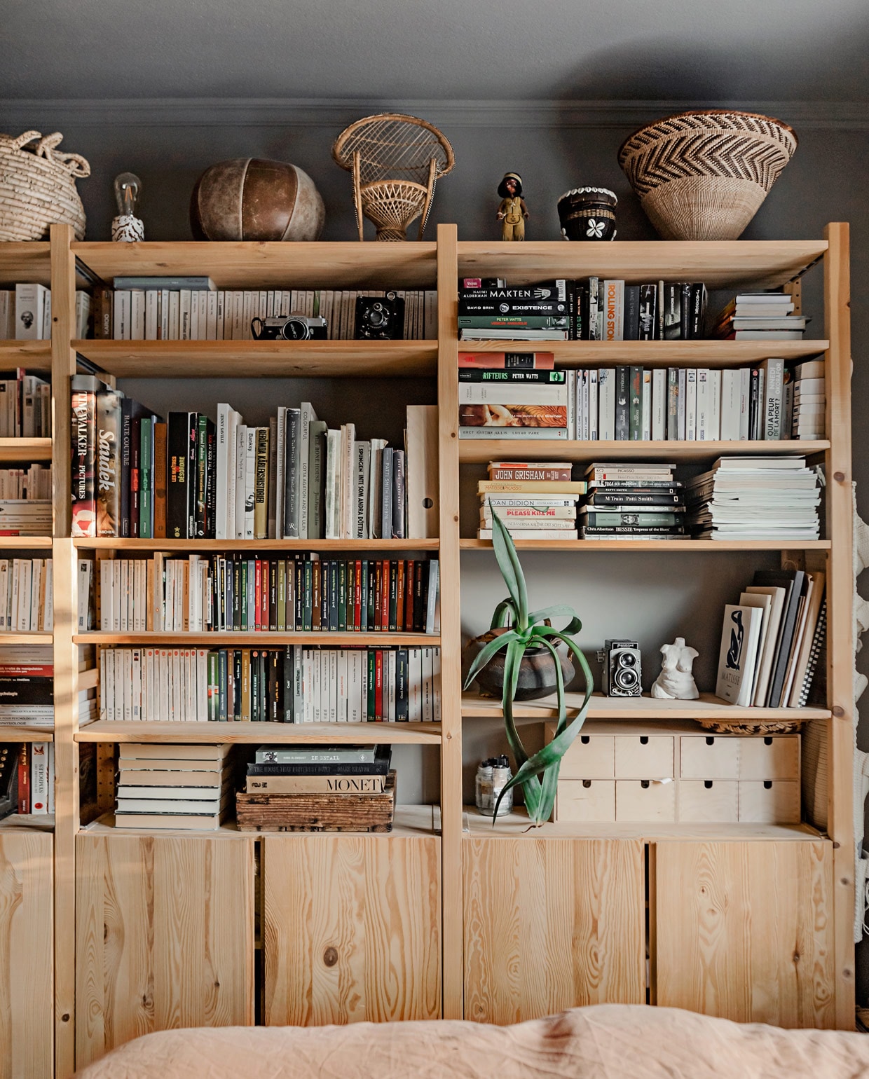 beeld vtwonen vtwonen 05-2021 | houten kast met boeken en manden\nvtwonen 05-2021 | productie Taverne agency | styling &amp; tekst Mari Strenghielm | fotografie Anna Malmberg | tekstbewerking Christine van der Hoff