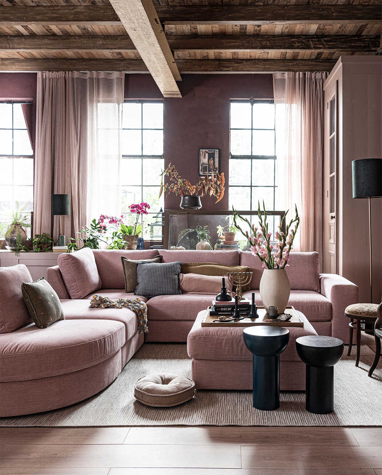 styling met de vtwonen collectie: Vloer EVC . Elementenbank Family in roze Hocker Family en dienblad Family. Bijzettafels. Wollen vloerkleed Nature Cord in ecru melé. Kussen Dot Round, kussen Dot Square en kussen Carve. Tafellamp Marble in groen, voet en kap en vloerlamp Marble in groen, voet en kap. Transparante gordijnen op maat in stof Weave en kleur 2713 Vaas en kast (com-anders.nl) Overig privébezit. vtwonen special 10-2021 | styling Kim van Rossenberg  | fotografie Sjoerd Eickmans