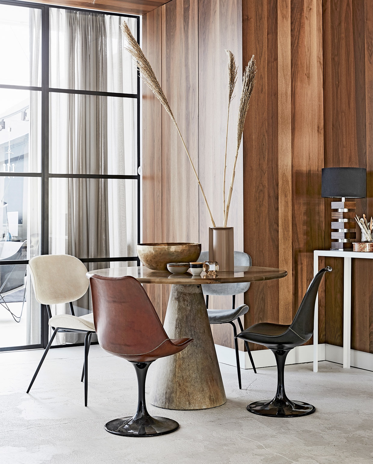 Wandbekleding en interieur-ontwerp door Sander van Eyck (cocoon-living.nl). Ronde tafel Meltingpot in kleur goldstone, Ø 120 cm (Dirk Vander Kooij). Leren kuipstoelen (Brecht Murré Atelier). Fluwelen stoelen, nudekleurige vaas, kopje set van 2, glazen kandelaar (HK Living). Bronzen schaal, Ø 39 cm (X + L). Vintage lamp en sidetable Consoletable Artemis by Sander van Eyck, prijzen op aanvraag, schaaltje met deksel (cocooncollectables.nl). Marmeren bakje met deksel(MaisonNL). vtwonen 09-2018 | styling Cleo Scheulderman | fotografie Jeroen van der Spek