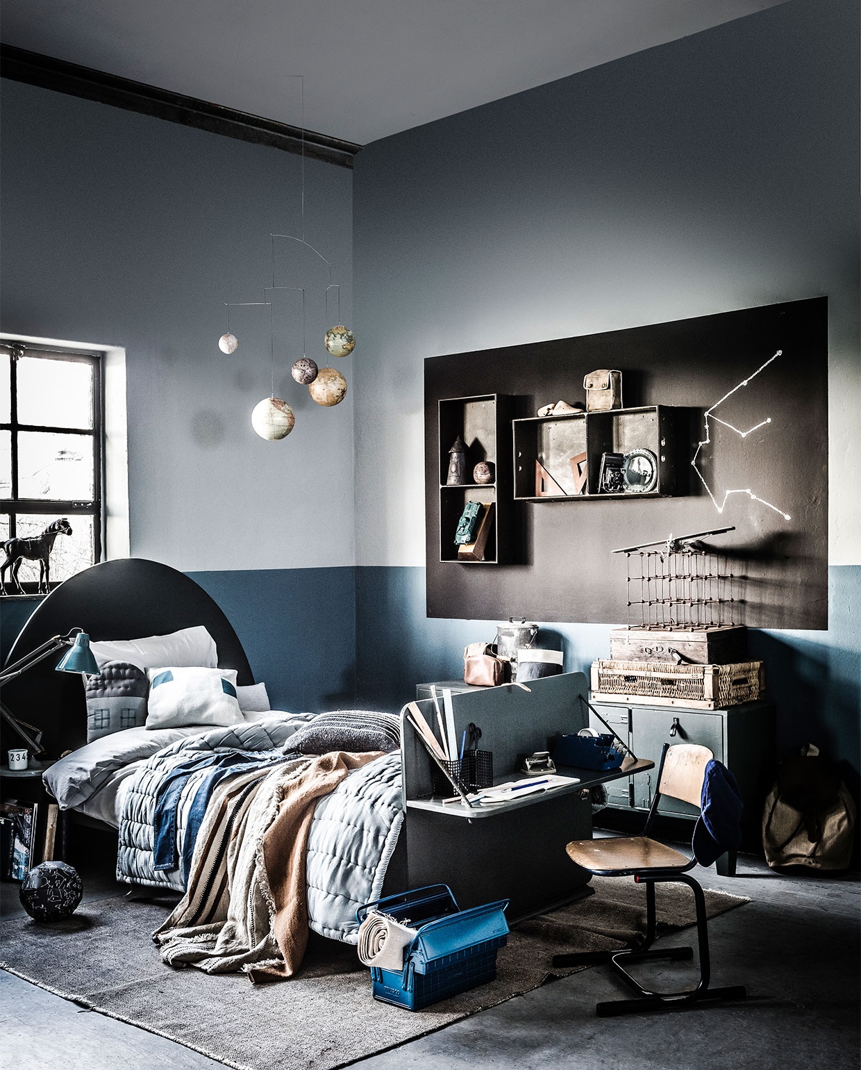 Muurverf Old Blue (onder), Sea Green en Pitch Black van vtwonen, per 2,5 liter € 32,95 (Karwei). Paard € 39,95, liniaal € 7,50, blauwe pet € 29,95, stoel € 39,95 (Six and Sons). Bed € 375,-, houten geodriehoeken per stuk € 5,-, houten voet € 15,-, kleine groene legertas op muur­kistje € 5,- (Combitex). Mobile met wereldbollen van Authentic Models € 80,- (heertjepeertje.nl). Blauwe lamp € 195,- (Neef Louis). Vloerkleed € 590,- (rozenkelim.nl). Bruine plaid € 214,-, tas € 227,70 (Libeco). Wereldbol van zwart papier € 22,95 (vtwonen.nl). Cubes € 99,95 (De Weldaad). Stoffen lappen € 25,- (Van Dijk &amp; Ko). Vliegtuig € 125,-, gereedschapskist € 95,-, legertank in onderste muurkistje € 195,- (Concrete Matter). Overig privébezit. JA | vtwonen 04-2018 | styling Cleo Scheulderman | fotografie Jeroen van der Spek