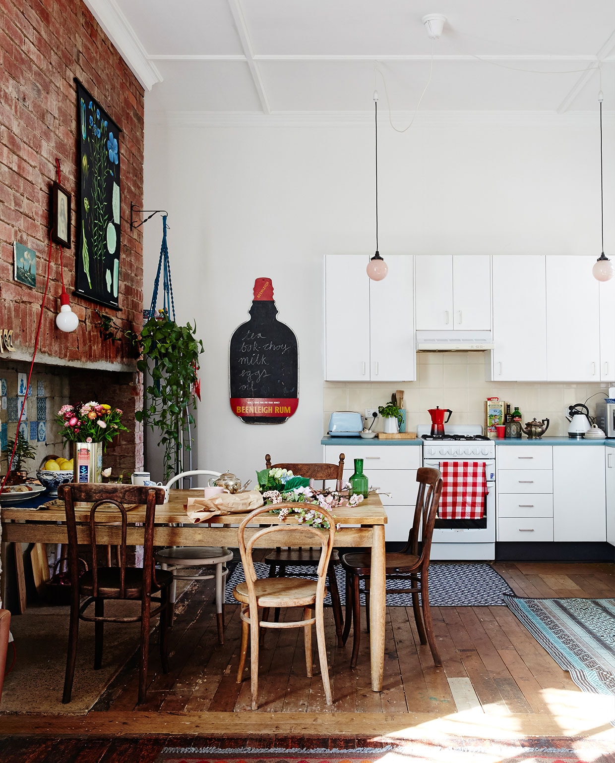Kelims New Home. Lamp links Kikkerland. Broodrooster Smeg. Rode espressopot La Cafétière. Vergelijkbare hanglampen Steinhauer. Overig vintage. vtwonen 06-2022 | productie Living inside | styling Julia Green | fotografie Armelle Habib