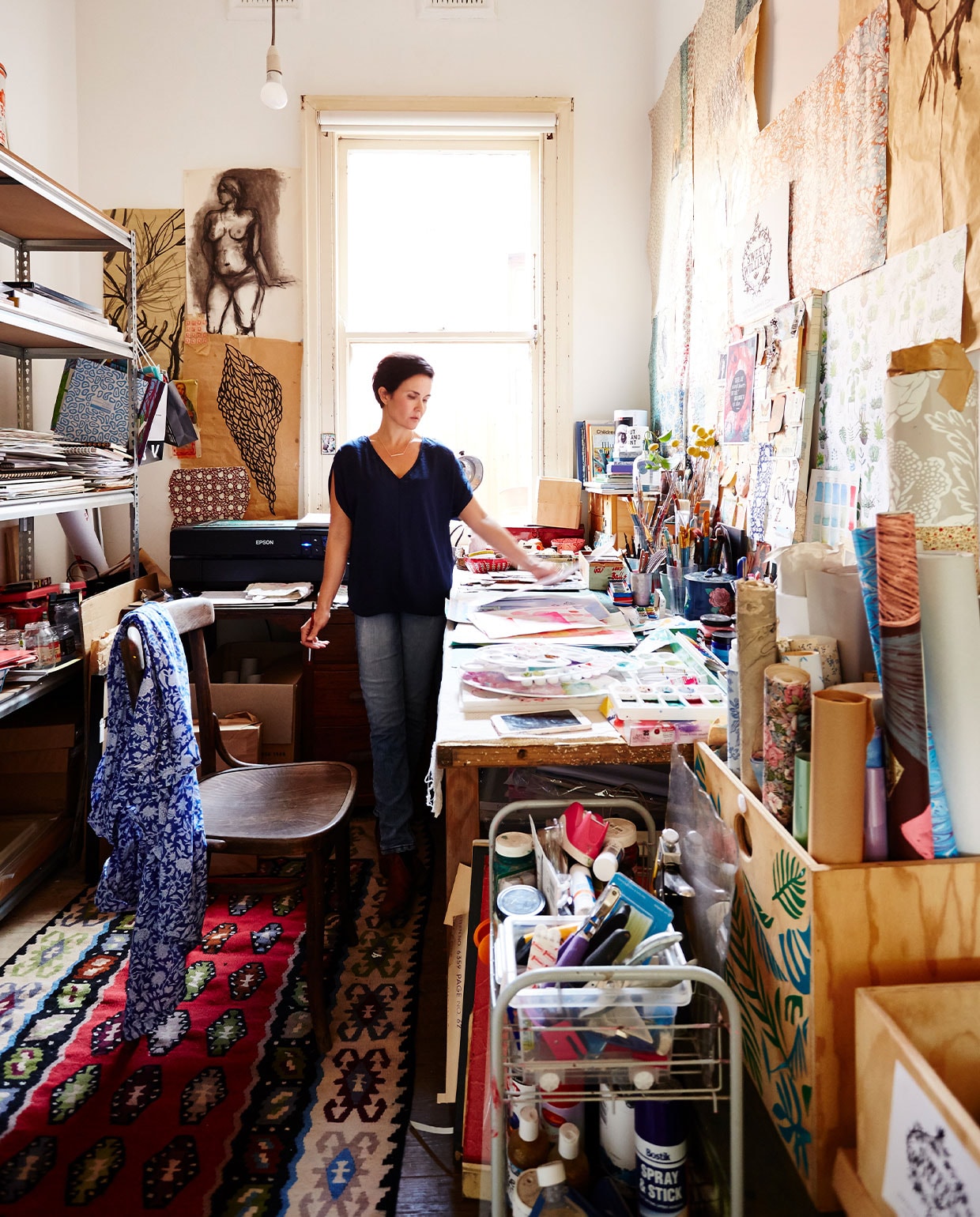 Paula in haar atelier, omringd door eigen werk. vtwonen 06-2022 | productie Living inside | styling Julia Green | fotografie Armelle Habib