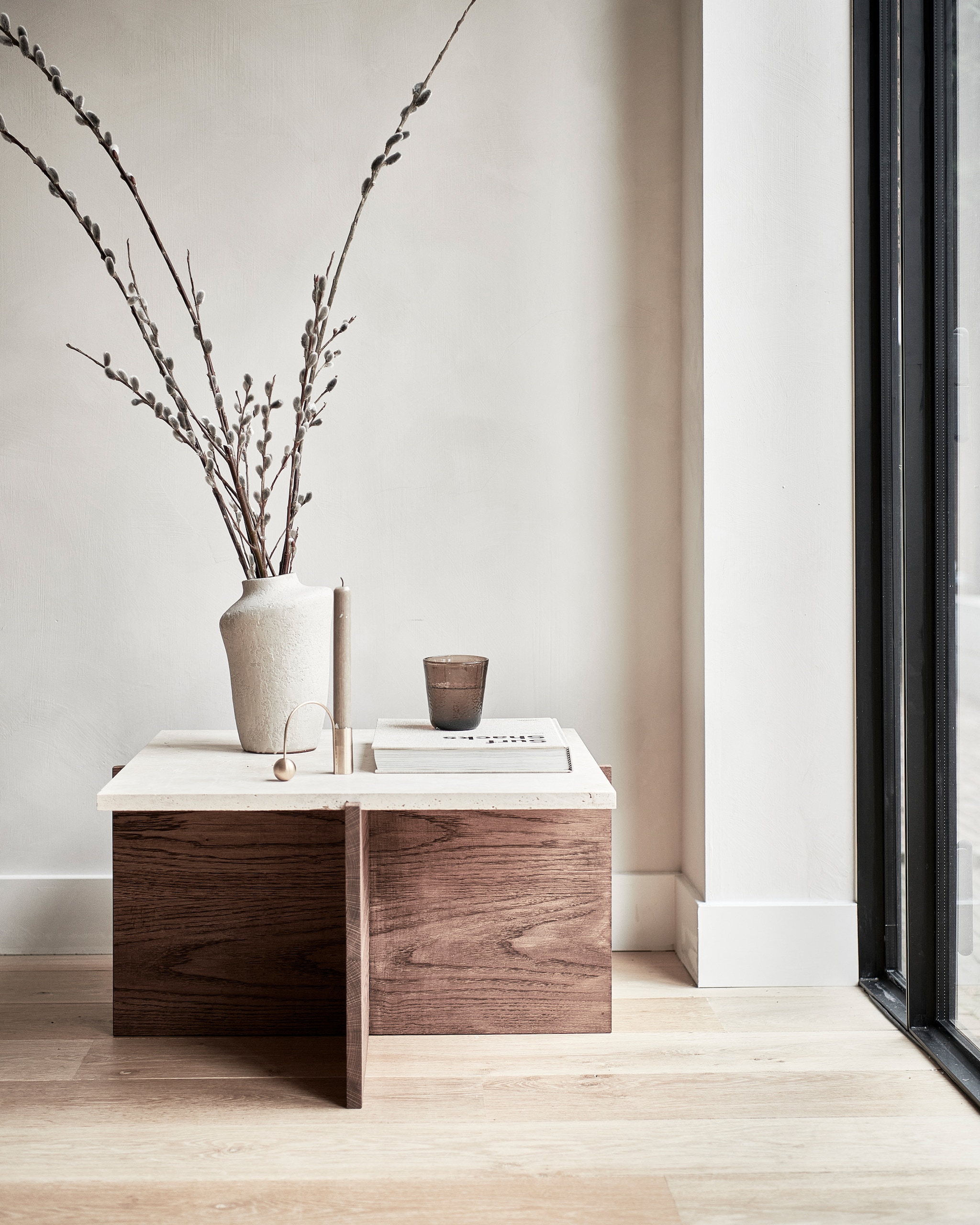 Wolmix vloerkleed van sisal, 160×230 cm € 299,-, glas € 5,99, bruine kussenhoes, 40×60 cm € 39,99, donkerbruine kussenhoes, 30×50 cm € 39,99, beige kussenhoes, 45×45 cm € 39,99 (zarahome.com). Vloerlamp Retro van HKliving € 449,-, kandelaar Balance van Ferm Living € 29,80, beige fauteuil Todd van Pols Potten € 955,- (vtwonen.nl). Lantaarn Charlie € 64,95 (casagitane.com). Wandkleed Cayuga, 193×145 cm € 230,- (2222studio.com). Linnen gordijnen set van 2 € 49,99, beige vaas € 29,99 (hm.com). vtwonen 07-2022 | styling Kim van Rossenberg | uitvoering Richard van Meerveld | fotografie Sjoerd Eickmans