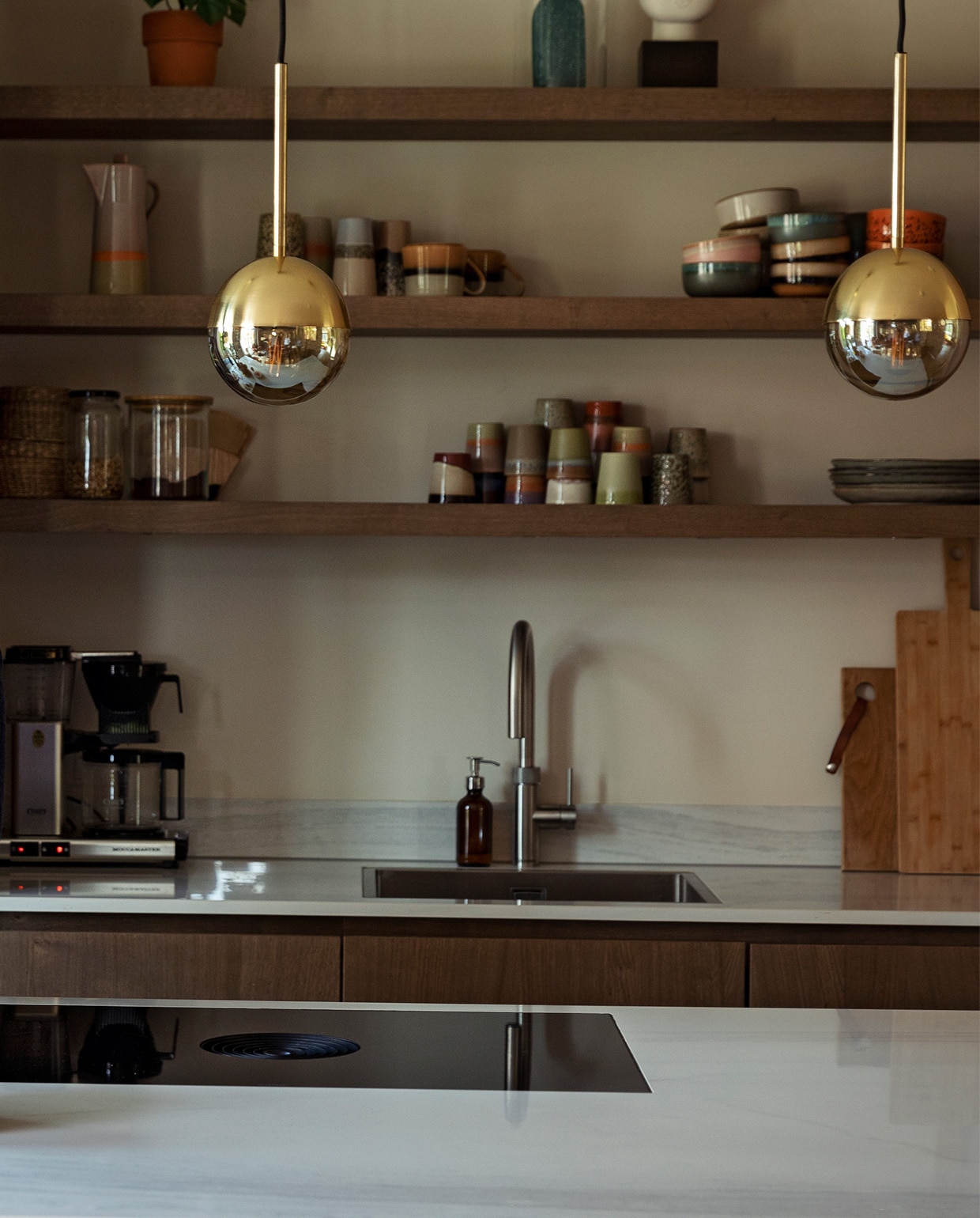 Keuken Van Ginkel Keukens. Hanglampen H&amp;M Home. Servies HKliving. Krukken Marktplaats. Overig onbekend. vtwonen 10-2021 | Styling Ilona Jongepier | Fotografie Dana van Leeuwen | Tekst Anne van den Dool