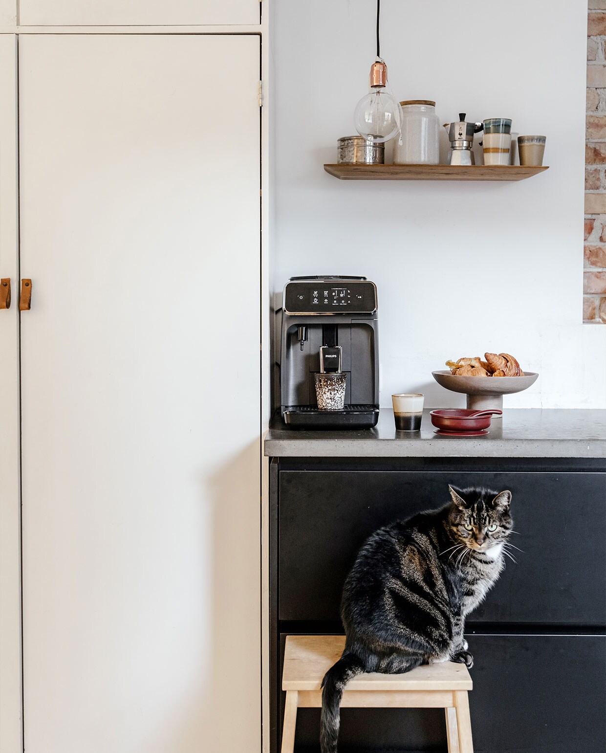Houten plank Raw Materials via Fonq, rode schaal Konges Sløjd, kruk Ikea. NEE | vtwonen 6-2022 | productie CocoFeatures | styling Laurien Deken | fotografie Inge Korver | tekst Robin Pakvis
