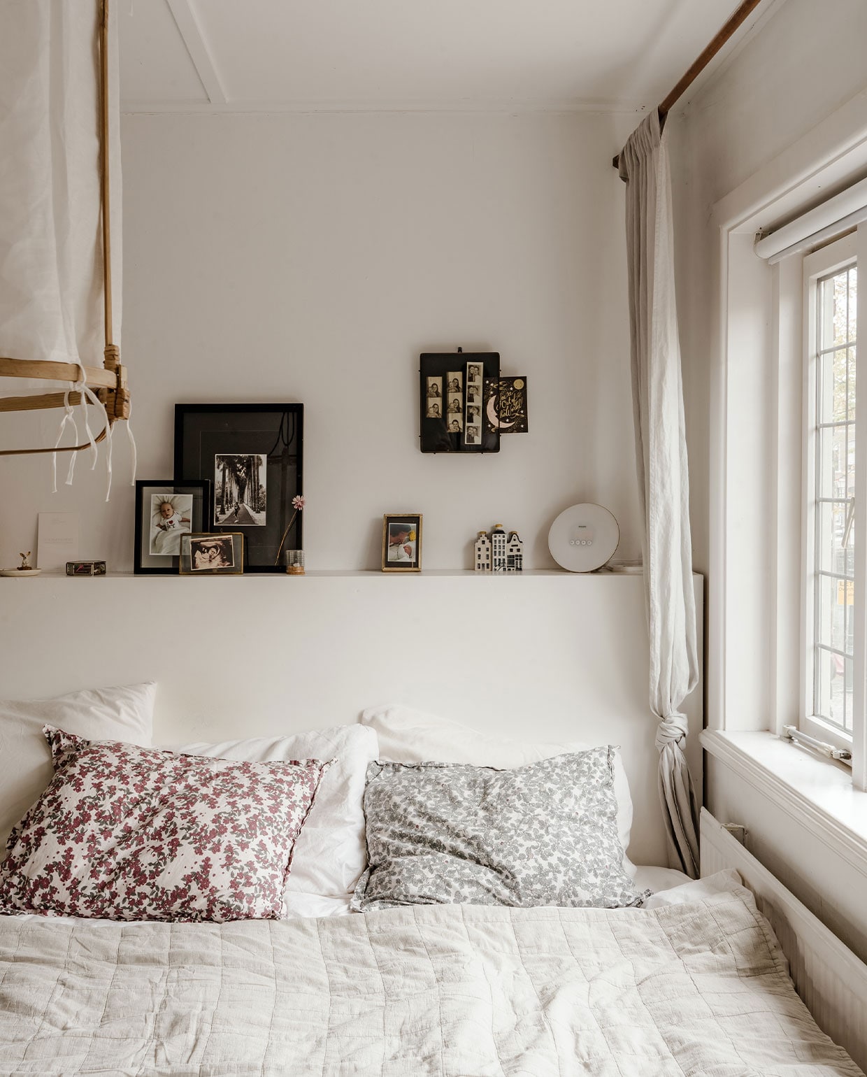Dekbedovertrek Ikea, kussens Garbo &amp; Friends, plaid en gordijnen H&amp;M Home, wekker Philips, lijsten Hema, Ikea en Sissy-Boy, huisjes KLM, lamp onbekend. NEE | vtwonen 6-2022 | productie CocoFeatures | styling Laurien Deken | fotografie Inge Korver | tekst Robin Pakvis