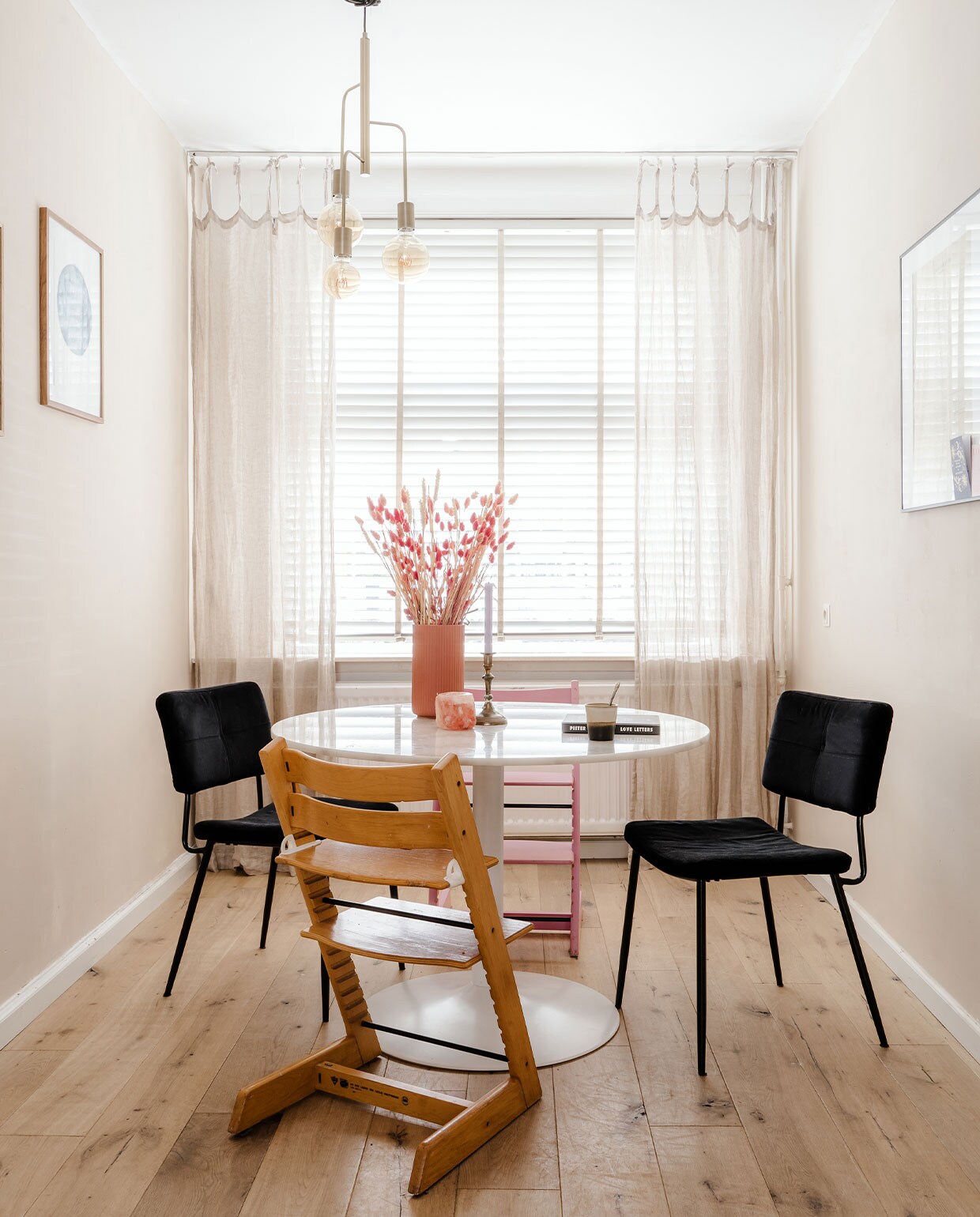 Eettafel Fonq, jaloezieën in kleur Leem van Leen Bakker, kinderstoelen Tripp Trapp van Stokke, eetkamerstoelen Karwei, lamp Loods 5, print MrStarsky, zoutlamp Ekoplaza, kaars Hema, vaas Kwantum, boek Mendo, overig onbekend. NEE | vtwonen 6-2022 | productie CocoFeatures | styling Laurien Deken | fotografie Inge Korver | tekst Robin Pakvis