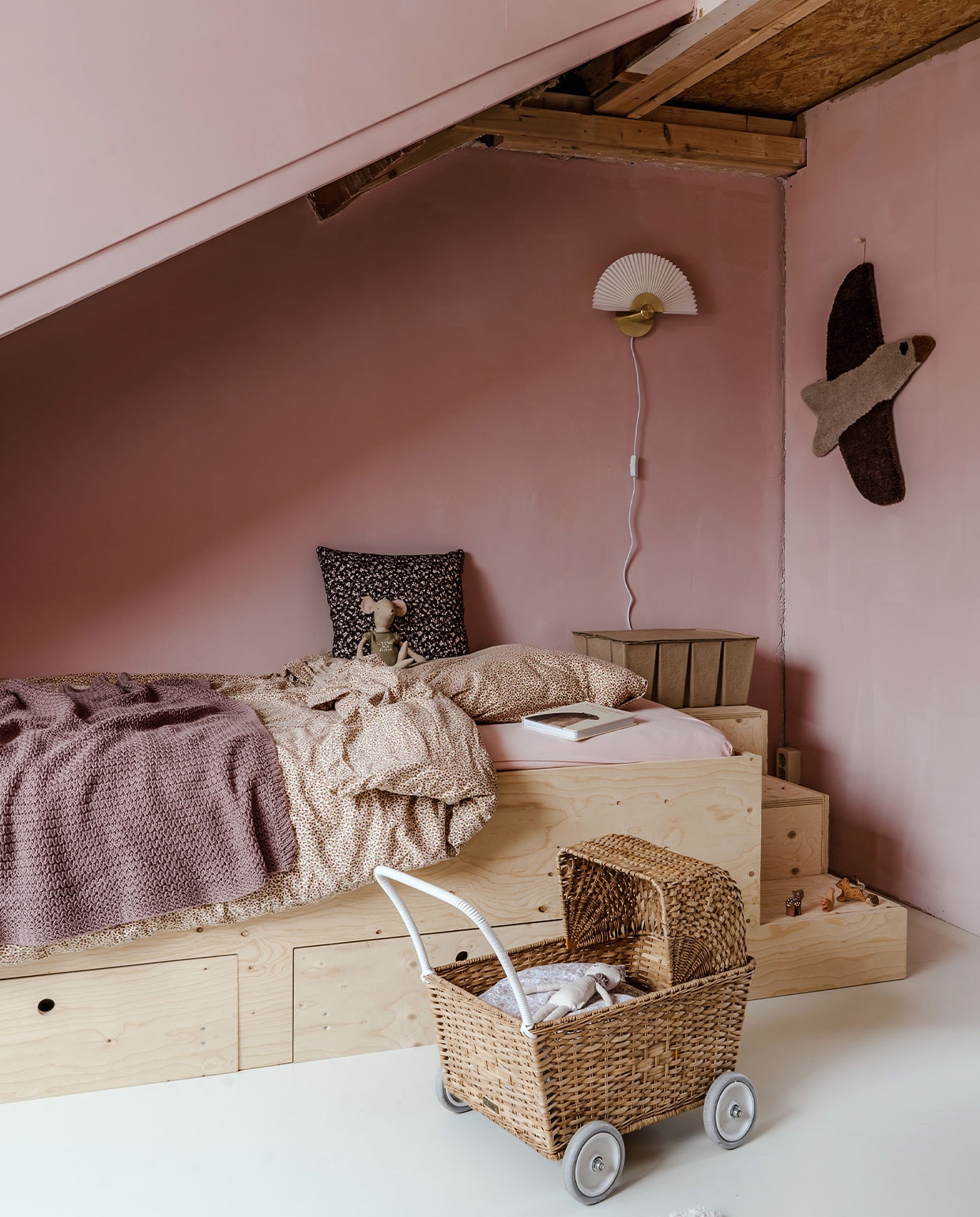 Kinderwagen Olli Ella, bedframe zelfgemaakt, plaid Bugaboo, dekbedhoes Konges Sløjd, kussen en stoffen wandkleed vogel Meri-Lou, muurlamp WK Home, vloer multiplex in kleur white No.201 van Farrow and Ball, muurverf Ballet Dancer van Histor, opbergdoos Jysk. NEE | vtwonen 6-2022 | productie CocoFeatures | styling Laurien Deken | fotografie Inge Korver | tekst Robin Pakvis