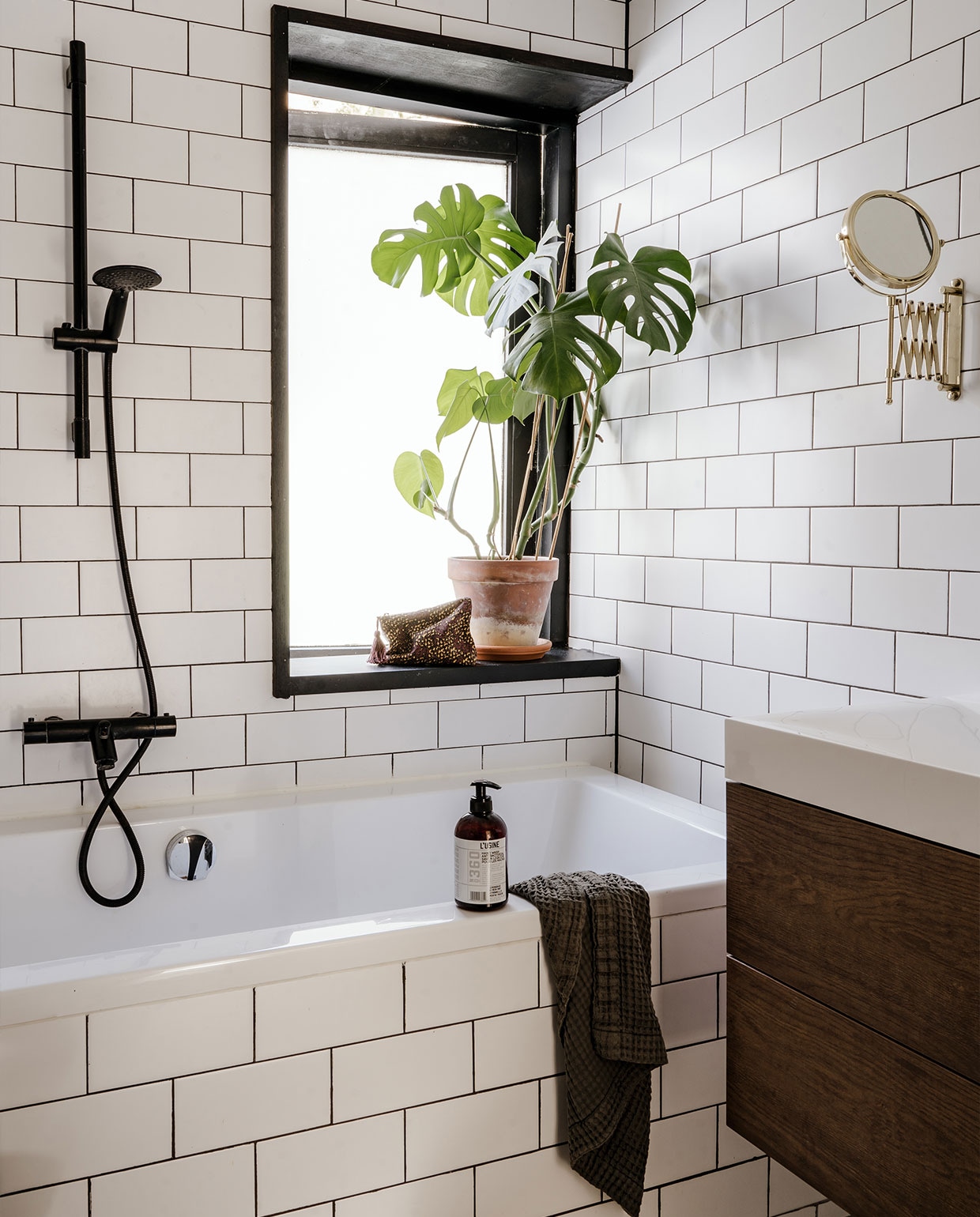 Vloer Bouwcomponist, kozijn in Perfection matzwart van Praxis, badkamermeubel Eago Deutschland, kamerplant Monstera en pot Sissy-Boy, overig onbekend. NEE | vtwonen 6-2022 | productie CocoFeatures | styling Laurien Deken | fotografie Inge Korver | tekst Robin Pakvis