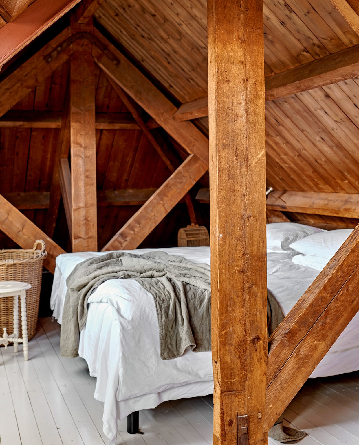 Herkomst bed onbekend.Bollenmand gekregen.Kruk kringloopwinkel.Plaid MrsBloom. vtwonen 07-2021 | productie Features &amp; More | styling Wilma Clusters | fotografie Renee Frinking \ntekst Chantal Hintze | tekstbewerking Laura Zuidema