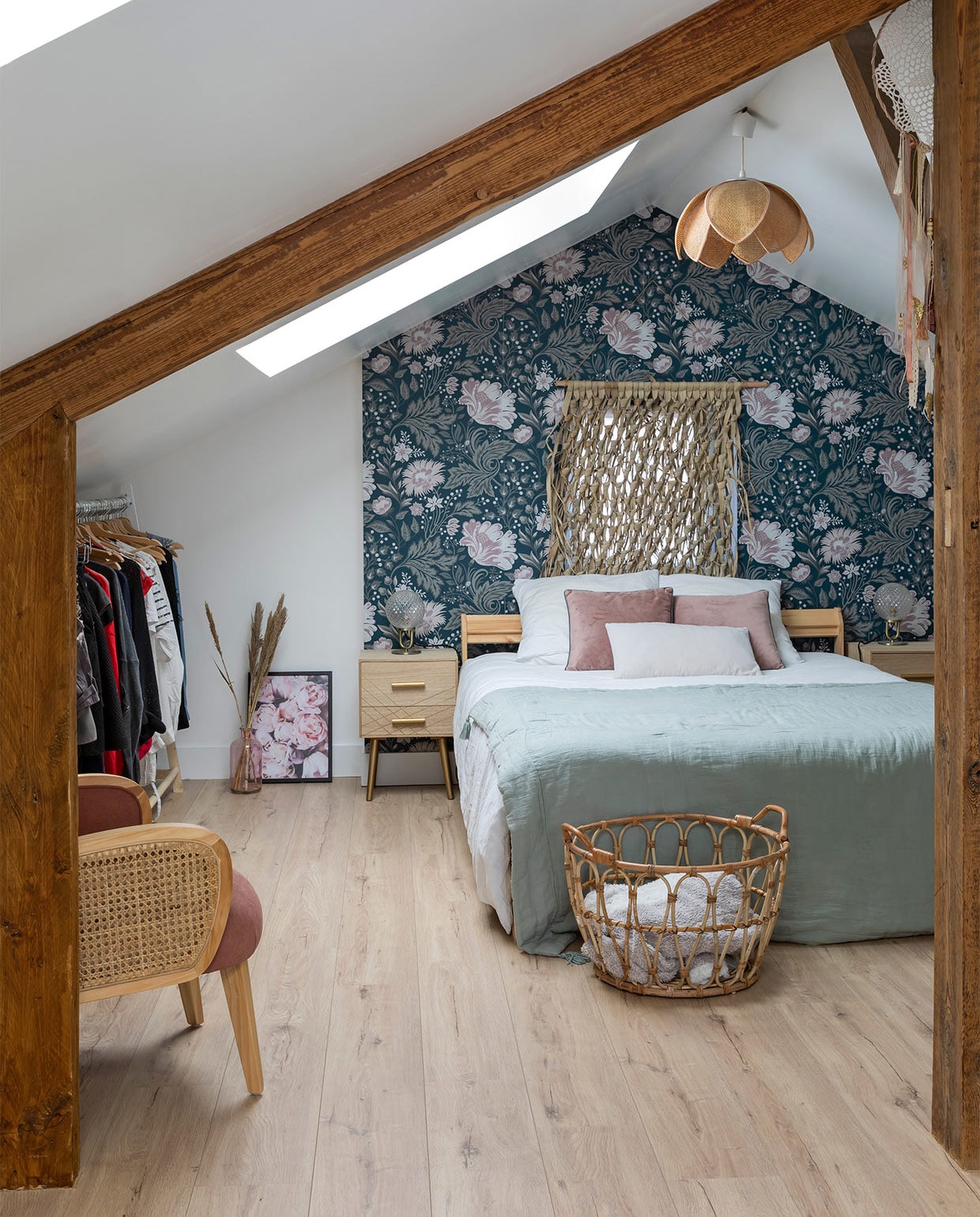 Behang Ava in kleur dark blue Sandberg. Bed en mand Ikea. Plaid La Redoute. Nachtkastjes Maisons du Monde. Stoel gifi.fr. Plafondlamp tweedehands. Raamdecoratie A.B. Interior. Overig onbekend. vtwonen special zomerhuizen 07-2021 | Productie en tekst Anne-Catherine Scoffoni | Fotografie Pauline Legoff