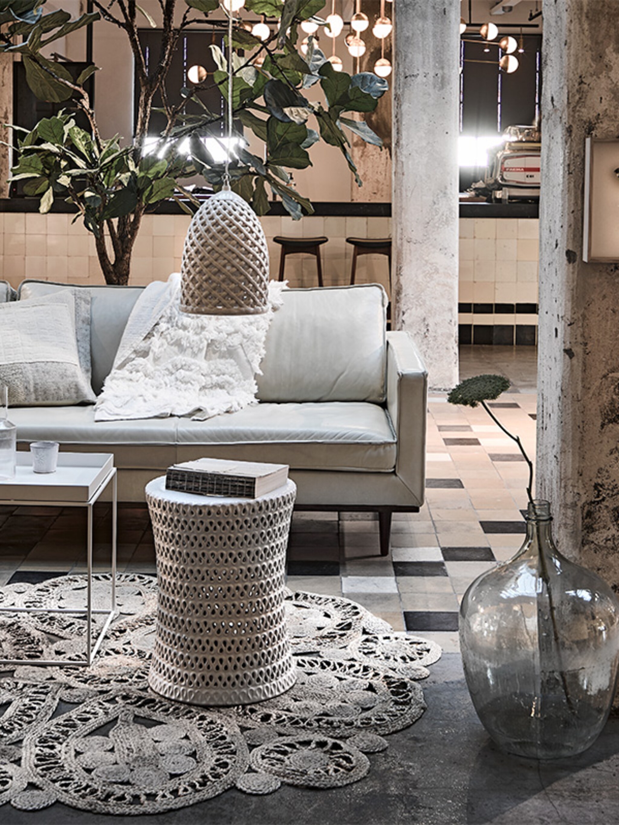 warm en relaxed zo mooi is een woonkamer met taupe en wit