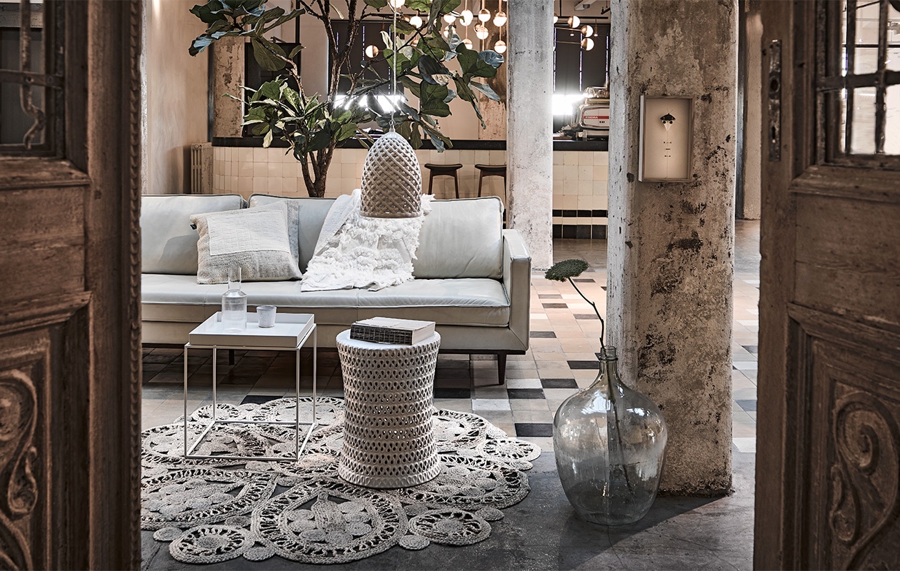 Antieke deuren per set van 2 € 895,- (burbriantiek.nl). Witte leren 4,5-zitsbank Master, 286x96x86 cm (bxdxh) € 3394,- (loods5.nl). Vloerkleed Ø 150 cm € 79,-(bepurehome.com). Kruk van keramiek € 195,-, hanglamp van keramiek € 195,- (polspotten.nl). Glazen fles € 65,- (burbriantiek.nl). Plaid € 49,50, kussen € 29,95 (hkliving.nl). Kunstwerk aan de paal van Anne ten Donkelaar, prijs op aanvraag (anneten.nl). vtwonen 03-2019 | styling Fietje Bruijn | fotografie Dennis Brandsma