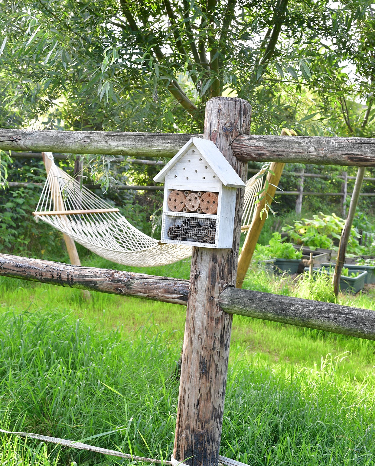 Miranda’s favoriete plek: de hangmat van Hangmatgigant in de moestuin, koel onder de oude wilg, met zicht op de bloemenweide. Insectenhuis Boerenbond. NEE | vtwonen TUIN special 5 | fotografie Sietske de Vries | tekst Monique van der Pauw