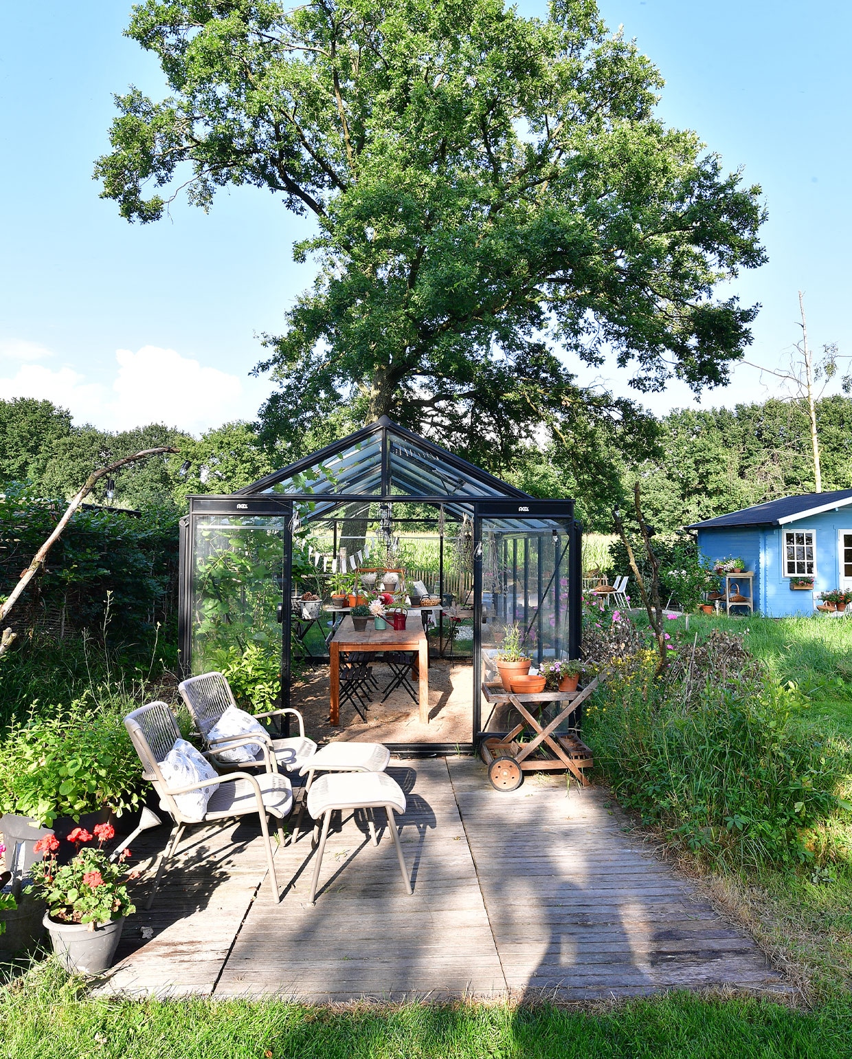 Stoelen Intratuin, kar kringloopwinkel, houten terrasplaten Karwei, overig onbekend. NEE | vtwonen TUIN special 5 | fotografie Sietske de Vries | tekst Monique van der Pauw