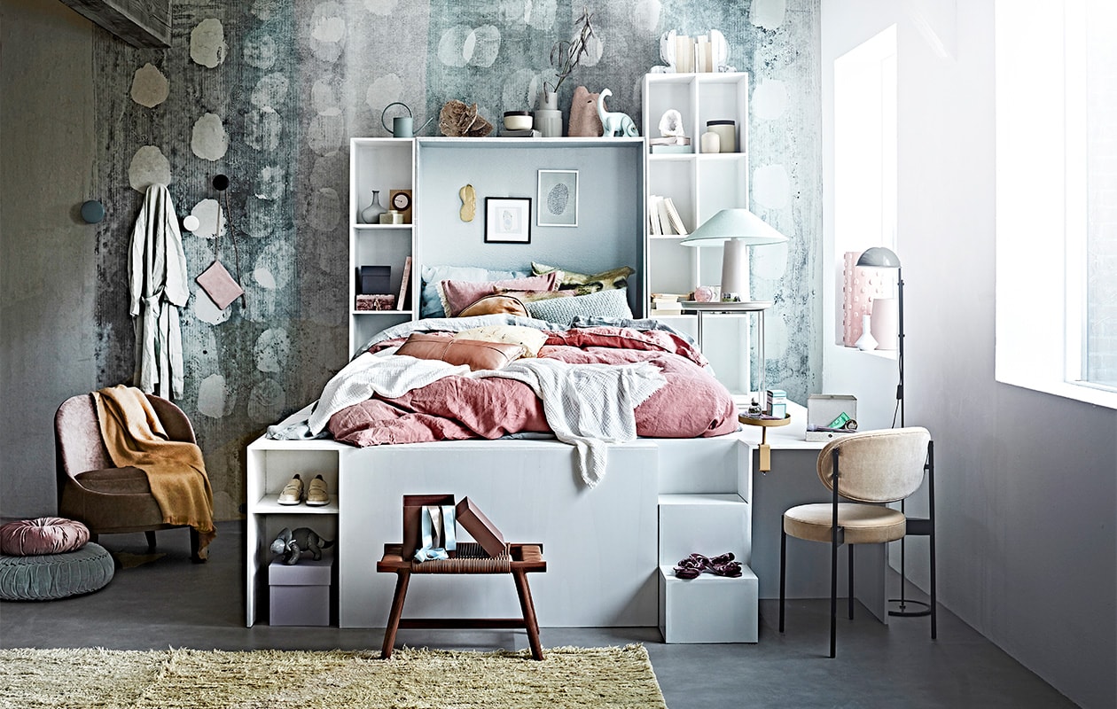Behang -2 van ontwerpster Ines Porrino, kleur WDM21801 per m² € 110,- (wallanddeco.com). Bed prijs op aanvraag (com-anders.nl). Verfkleur bed Sneeuwbal, verfkleur muur Vlokje van Histor One per liter vanaf € 30,95 (deruverfenwand.nl). Stof rond het hoofdeinde Designers Guild Essentials per meter € 36,- (wva.nl). Fotolijsten wit € 6,27, zwart € 5,86 (sostrenegrene.com). Wandknoppen groot € 25,90, klein € 19,90, gele sjaal € 69,-, blauw vloerkussen € 55,- (loods5.nl). Blauwe badjas € 39,99, rond oudroze kussen € 19,99 , (hm.com). Roze tasje € 39,- (pucbag.nl). Kwartsroze fauteuil € 2490,- (covanderhorst.nl). Novilon-vloer in de kleur Zand per m² € 27,25 (vtwonen.nl). Rond het bed, van bovenaf: gieter € 19,99 (hm.com). Mineraal object groot € 64,-, klein € 39,95, grijze vaas € 34,95, dinospaarpot € 19,95, beige waxinelichthouder € 11,35, zwarte doos uit set van 4 € 49,-, (loods5.nl). Ecru opbergpotten met bruin deksel vanaf € 152,- (mobilia.nl). Sieradendozen met stippen per stuk € 27,-, vierkant turquoise dienblad € 30,- (bungalow.dk). Zachtroze vaas € 165,-, marmeren boekensteunen € 1397,-, zandkleurige vaas € 15,-, (covanderhorst.nl). Klok € 125,- (homestede.nl). Kleine grijze vaas € 40,- (edha.nl). Roze velours doos € 39,- (maisonnl.com). Slaapmasker € 6,99 (zarahome.nl). Op bed: lichtblauwe linnen dekbedset € 175,-, kussens: gemarmerd geel € 49,95, roze velours € 49,95, rond beige € 29,90 (loods5.nl). Kussens met groene details per stuk vanaf € 50,-(brechtmurreatelier.nl). Roze dekbedset € 99,-, witte plaid € 39,99 (hm.com). Lichtblauw kussen € 39,95, metallic roze kussen € 135,- (homestede.nl). Vooraan: schoenen € 59,99 (hm.com). dinospaarpot € 19,95 (loods5.nl). Voetenbank prijs op aanvraag (mobilia.nl). Berber vloerkleed € 3277,- (carpetvista.nl). Sloffen € 29,99 (zarahome.com). Rechts: schemerlamp € 79,95 (hkliving.nl). Bijzettafel € 179,-, plantentafel met klem € 9,90 (loods5.nl). Bol rozenkwarts € 145,- (terra-incognita-rock-shop.business.site). Roze vaas Dots prijs op aanvraag, lichtroze en grijze vaas per stuk € 35,- (edha.nl). Leeslamp € 232,-, (covanderhorst.nl). Grijze sieradendoos € 27,- (bungalow.dk). Beige velours stoel prijs op aanvraag (mobilia.nl). , JA | vtwonen special 03-2019 | styling Liza Wassenaar | fotografie Sigurd Kranendonk