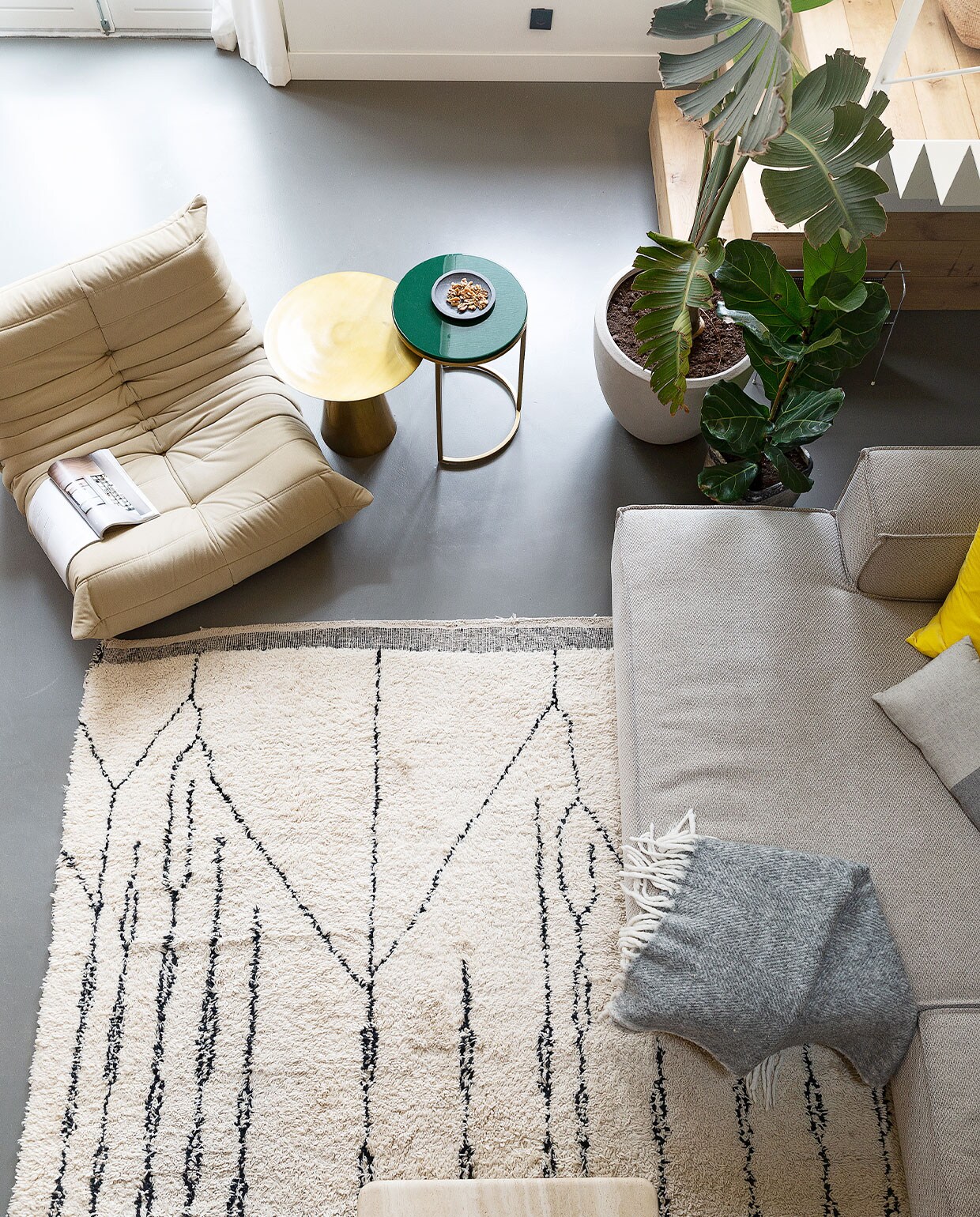 Bank Dunbar van Fést, fauteuil Togo van Ligne Roset, vintage salontafel via Marktplaats, kleed Beni Ouarain uit Marrakech. Plaid Evenaar. Plantenbakken Ferm Living, plant Intratuin. vtwonen 06-2022 | productie Martine Benjamins | styling Emmy van Dantzig | fotografie Jansje Klazinga