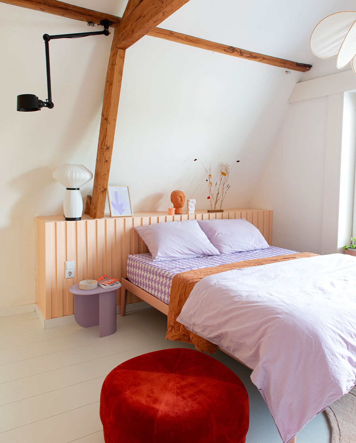 Wit laminaat Douwes Dekker. Kleur bedhoofd Mexico van Gamma. Zwarte hanglamp Tonone. Witte tafellamp Kwantum. Illustratie Melissa van Roon, MVR Desig. Oranje hoofd HKliving en bijzettafel Plateau van Fest Amsterdam via Wonenmetlef. Schaaltje Dixon Fest Amsterdam. Bed Auping. Hoeslaken Swedish Linen. Lila dekbedovertrek Ikea, bruin dekbedovertrek Zara Home. Poef Circus Normann Copenhagen. Overig onbekend. vtwonen binnenkijken special 12-2021 | styling Jeske Weel | fotografie Caroline Coehorst