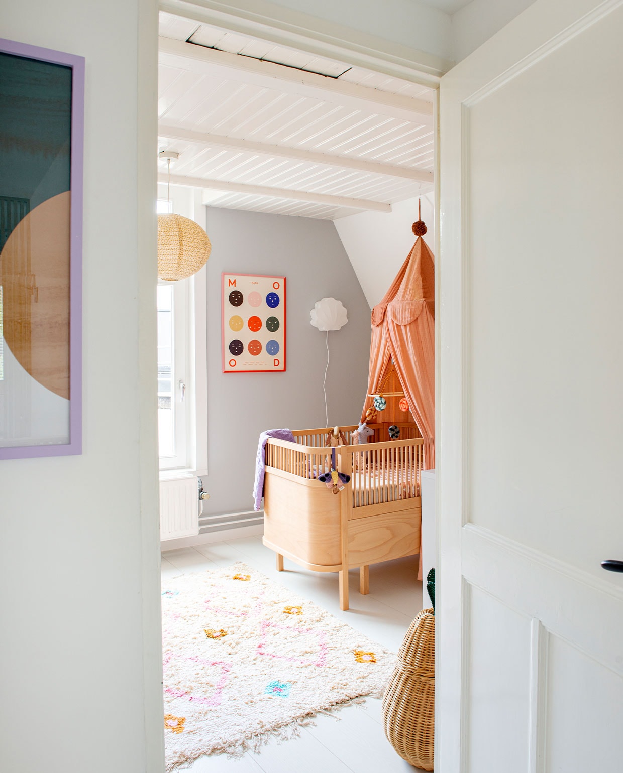 Lijst Ikea, zelf geverfd. Hanglamp Konges Sløjd. Wandposter Mado via Paper Collective. Wandlamp Konges Sløjd en bed Sebra via Wonenmetlef.Klamboe Oyoy. Muziekmobile Ferm Living. Vloerkleed Tapis Petit via Little Dreamers. Rieten mand Ferm Living. vtwonen binnenkijken special 12-2021 | styling Jeske Weel | fotografie Caroline Coehorst