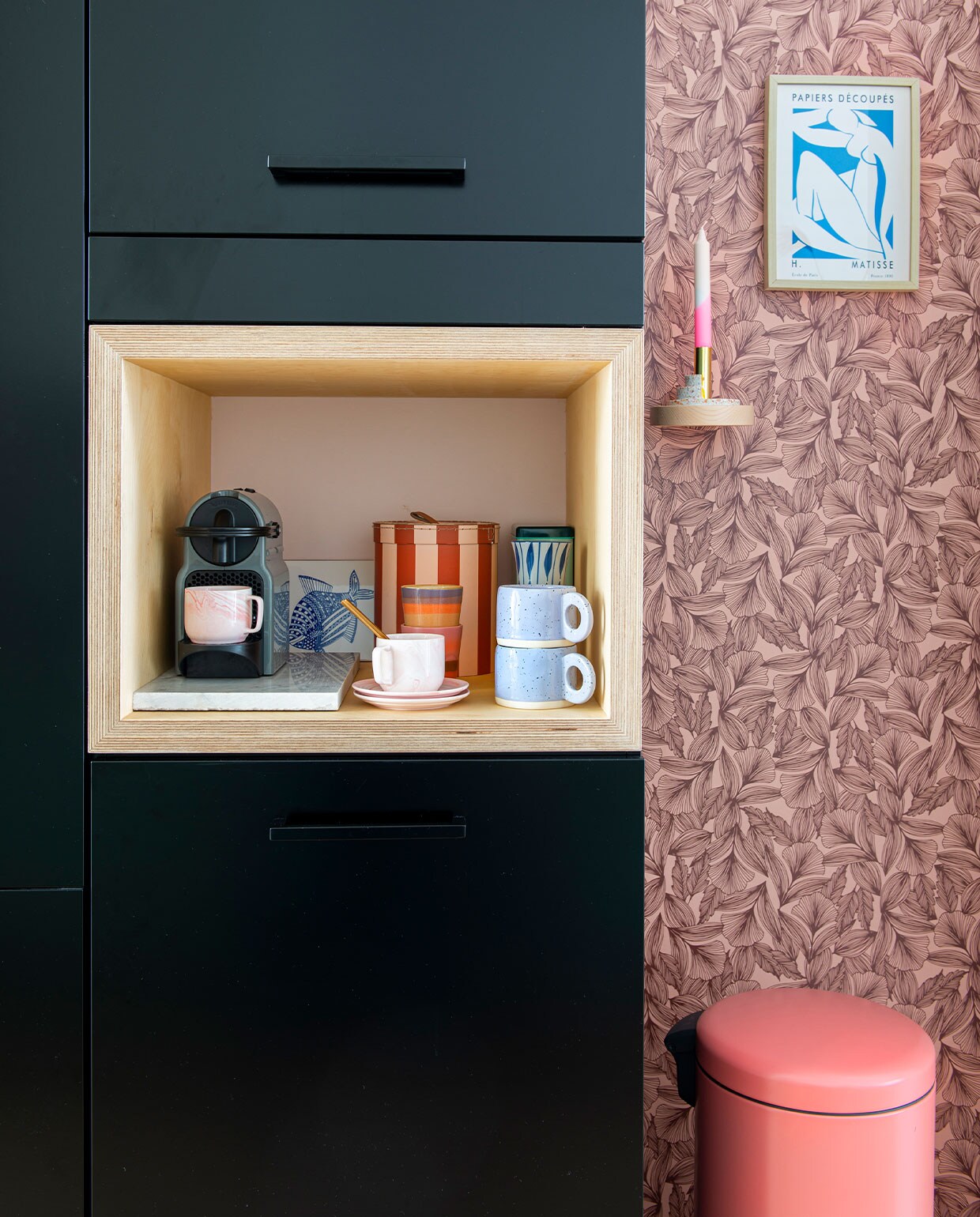 Paarse mokken Xenos. Roze kopjes Hay. Mokken HKliving. Gestreepte box Oyoy. Kandelaar Puik Design. Print Desenio. Behang Roomblush. Prullenbak Brabantia. vtwonen binnenkijken special 12-2021 | styling Jeske Weel | fotografie Caroline Coehorst