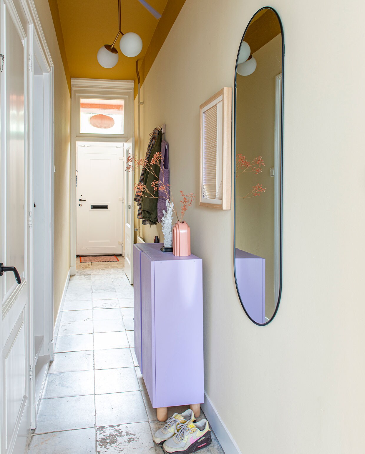 Spiegel Xenos. Kast Ivar Ikea, zelf geverfd en poten onder gezet. Vaas Kave Home. Hanglamp House Doctor. vtwonen binnenkijken special 12-2021 | styling Jeske Weel | fotografie Caroline Coehorst