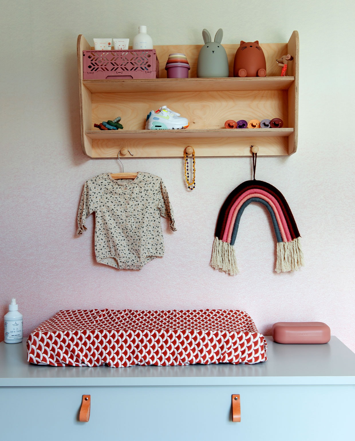 Behang Sandberg Wallpaper en dieren Liewood via Little Dreamers. Commode Kidsmill. Wandrek Firma Zoethout. Regenboog Kwantum. Stapeltoren Mushie. Overig onbekend. vtwonen binnenkijken special 12-2021 | styling Jeske Weel | fotografie Caroline Coehorst