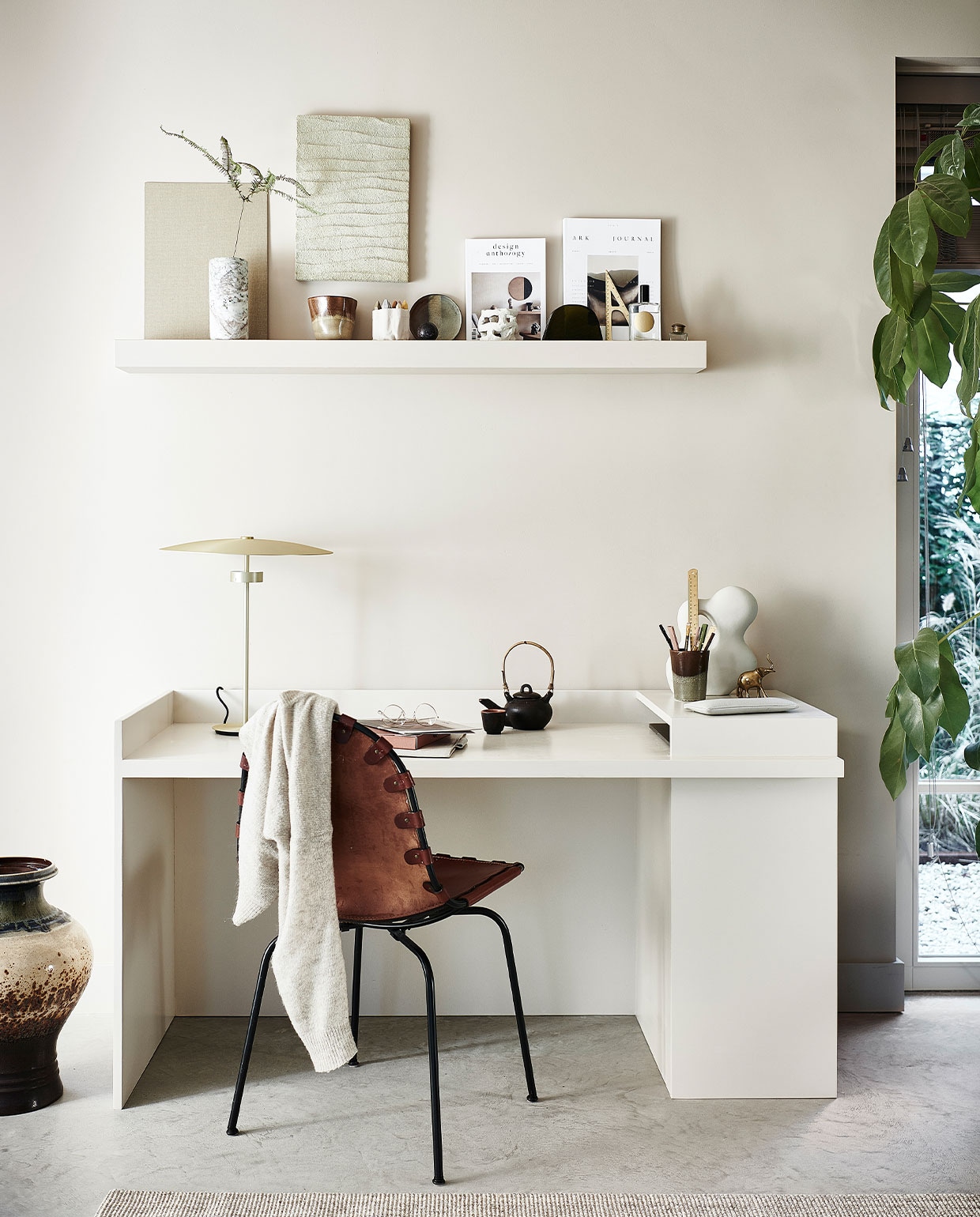 Verf op muur Mushroom nr. 142 (littlegreene.nl). Theepot met kopje € 35,99, bruin/groene mok € 15,99, groen/bruine aardewerken pot met kaars € 19,99, rond klein bordje, per stuk € 11,99, sisal vloerkleed, 160×230 cm € 279,- (zarahome.com). Organische decoratieve steen € 24,99 (hm.com). Gouden tafellamp Reflection van Bolia € 364,99 (vtwonen.nl). Overig privébezit. JA | vtwonen 04-2022 | productie &amp; styling kim van rossenberg | uitvoering Richard van Meerveld | fotografie Sjoerd Eickmans\n