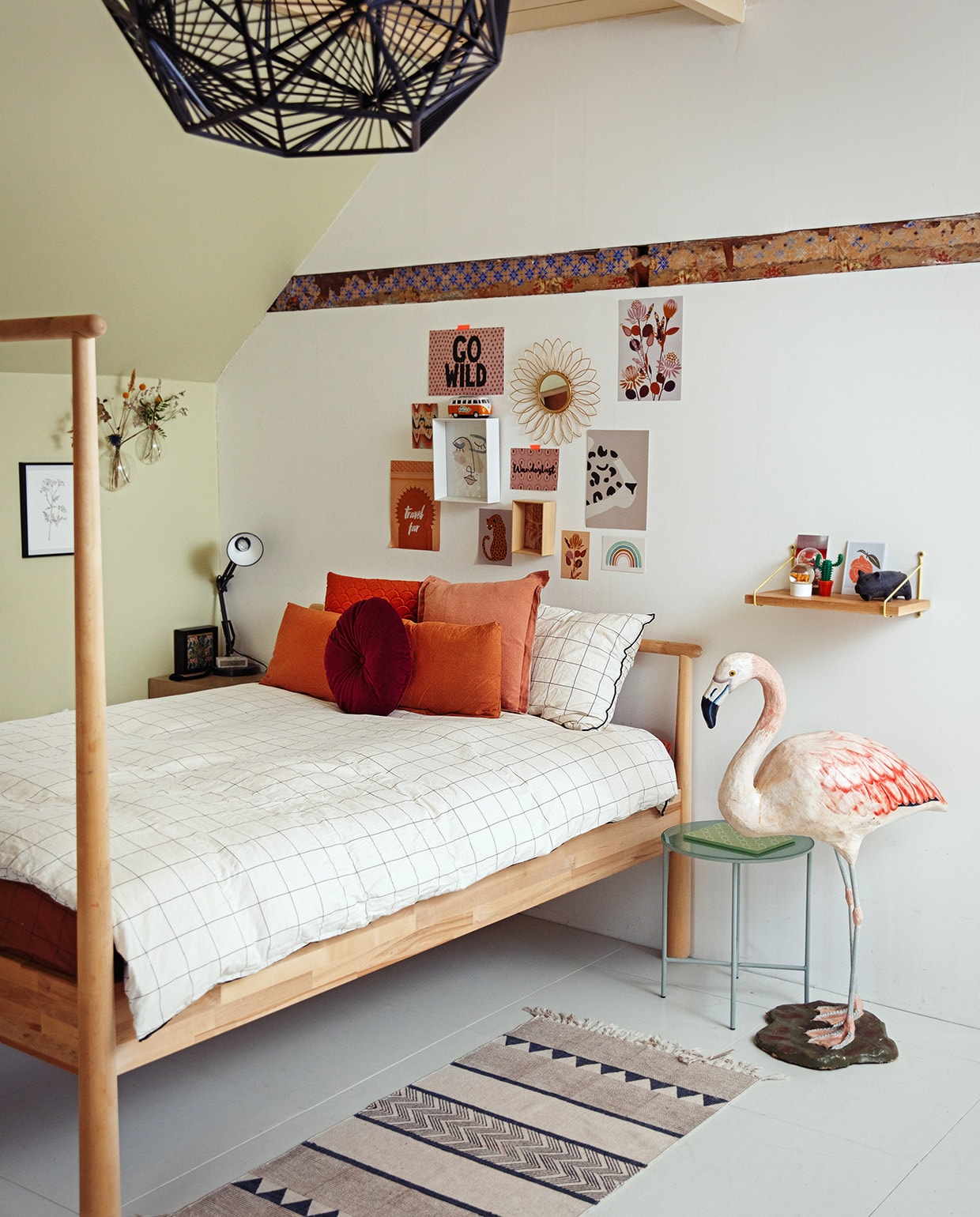 Hanglamp Phillips. Bed Ikea. Beddengoed La Redoute. Kleed Kwantum. Flamingo erfstuk. Tafeltje Karwei. Nachtkastje zelfgemaakt. Lamp kringloopwinkel. Wekker Lexon flip. Vaasjes aan de muur The Recollection Antwerpen. Schilderij zelfgetekend. Kaarten Flow magazine, Madame la Poule, thejournalshop.com. Kussens Kwantum. Beddengoed Crips Sheets. Spiegel Xenos, rekje plank zelfgemaakt, steuntjes van de kringloop. Muurverf Farrow and ball/green ground vtwonen 03-2021 | Styling Ilona Jongepier | Fotografie Dana van Leeuwen