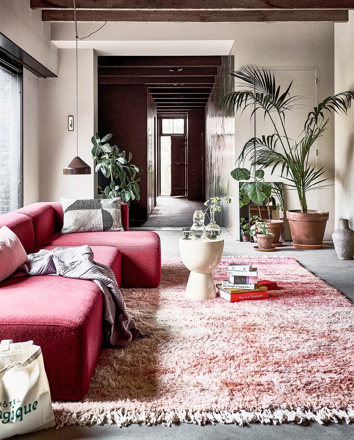 Handgemaakt wollen berber vloerkleed Beni Ouarain uit Marokko, 386×318 cm € 2790,- (rozenkelim.nl). Beige kruk van Pols Potten als bijzettafel € 325,-, sprei van Heckett &amp; Lane in kleur Quail Lilac, 180×260 cm € 36,99, kussen van Bloomingville, 40×60 cm € 69,- (vtwonen.nl). Spiegel antieklook medium € 69,95, spiegel antieklook small € 39,95 (hkliving.nl). Katoenen tas Green Magique € 35,- (hotelmagique.com). Papier-maché vaas Pompeii van BePureHome € 77,95 (basiclabel.nl). Roze elementenbank Mags vanaf € 1280,-, bruine hanglamp Lloop € 399,- (vij5.nl). Glazen karaf met ribbels € 29,- (arket.com). Overig privébezit. vtwonen 04-2022 | styling Marlies Does | fotografie Sjoerd Eickmans