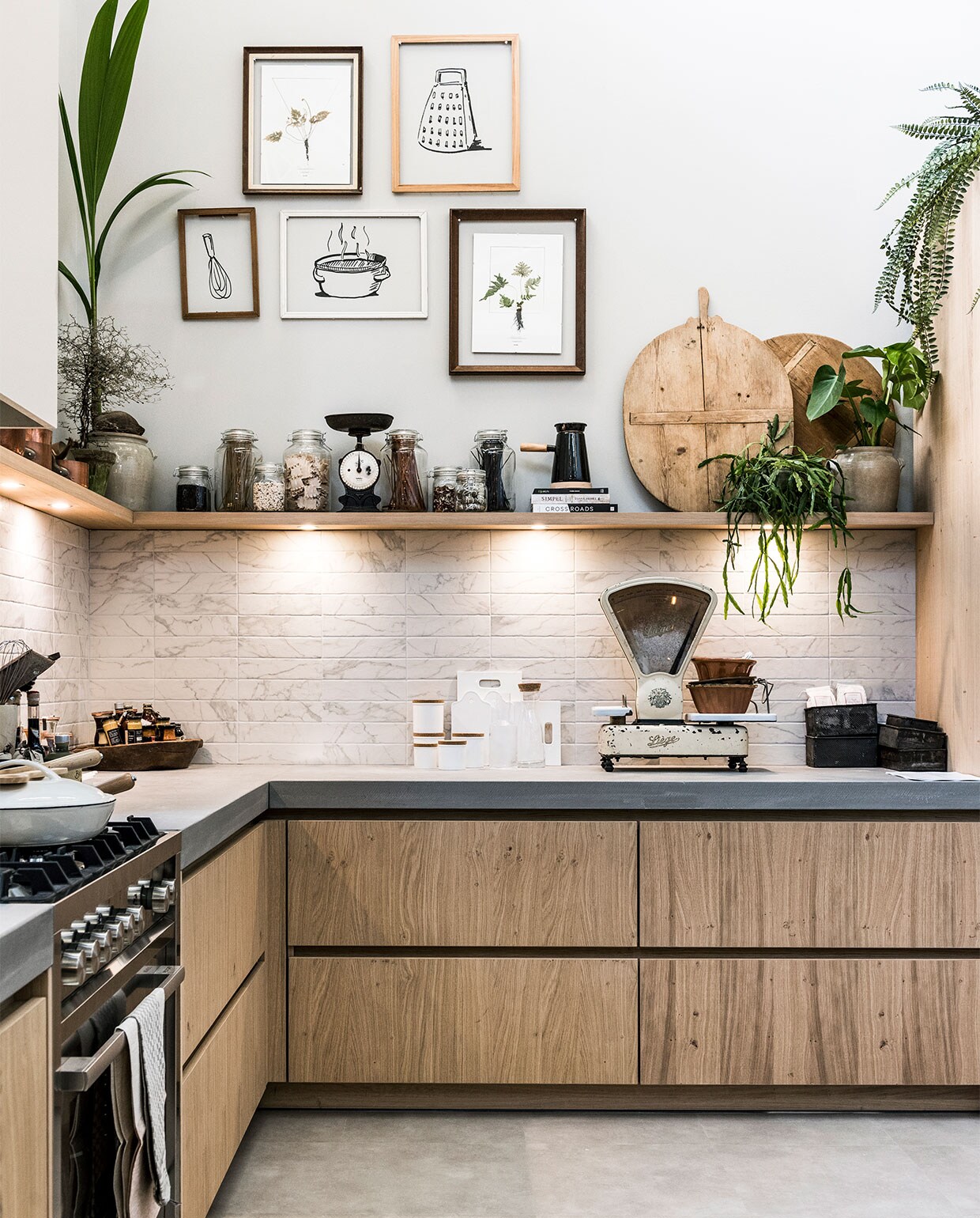 Keuken met licht betonnen aanrechtblad via Mandemakers, ontwerp door vtwonen prijs op aanvraag (mandemakers.nl). Tegels met marmerlook Marble white Statuario van vtwonen, 7×28 cm per m² € 47,95 (vtwonen.nl/verkoopadressen). Muurverf Soft Grey van vtwonen, per liter € 18,95 (karwei.nl). Tekeningen (marcostoker.nl). Lijst Spruitje € 30,- (homestock.nl). Zwarte weegschaal € 35,- (kringloopcentrumbollenstreek.nl). Thermoskan Cowboy van Umbra Shift € 90,- (vtwonen.nl). Koperen pannen van Linda’s hoekje vanaf , € 8,- (oudebouwmaterialen.nl). Houten schaal € 75,- (weldaad.com). Ronde houten planken per stuk € 45,- (burbri.nl). Witte pan € 49,-, glazen beugelpotten vanaf € 3,50, kookboeken vanaf € 17,50, cakemix € 3,95 (dille-kamille.nl). Vintage bakvormen per stuk € 15,- (vandijkenko.nl). Vintage houten lijsten privébezit. Overig zie pagina 24 (rechtsonder). vtwonen beurs 2017 | styling Carlein Kieboom | fotografie Sjoerd Eickmans