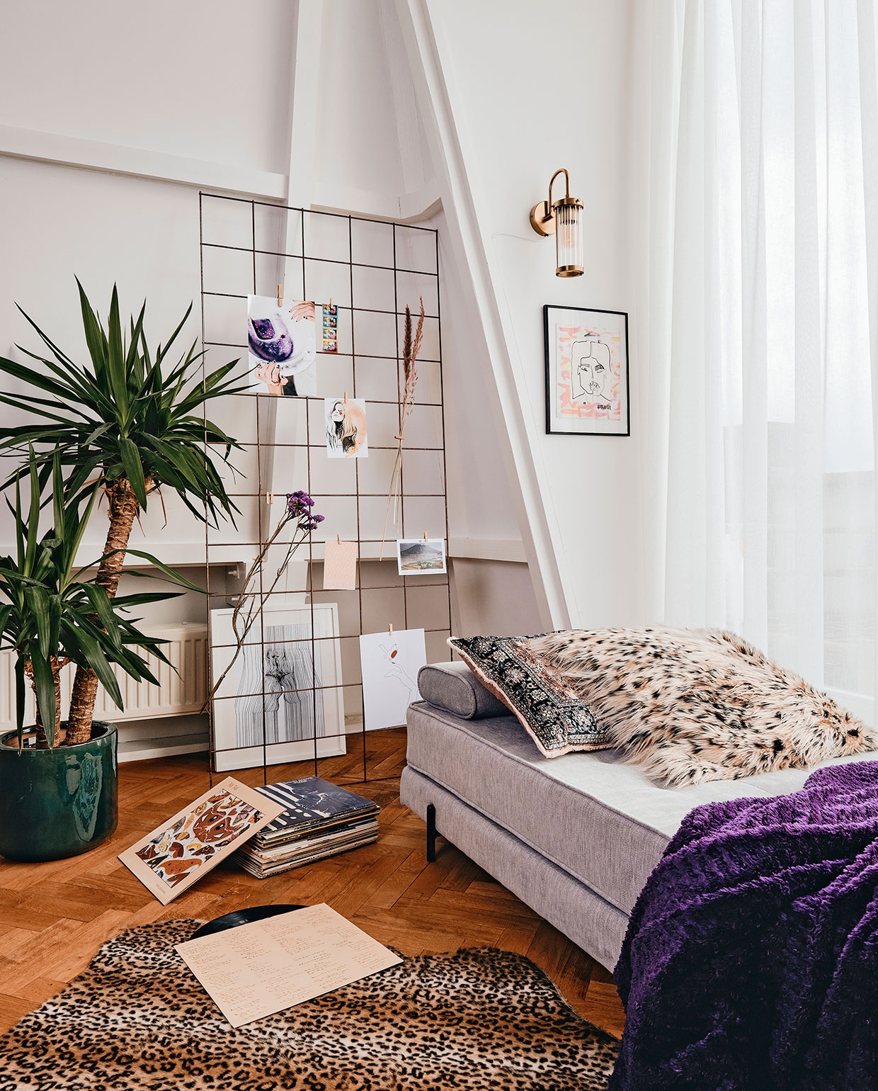 Bank Leen Bakker. Panterprint kleed en kussens Loods 5. Paarse sprei onbekend. Wandlamp Bold Monkey. Print aan muur Art by Laura Jansen. Print op grond Desino. Wandrek zelfgemaakt. vtwonen 06-2021 | productie CocoFeatures | fotografie Roos Oosterbroek | tekst Anna van der Heijden