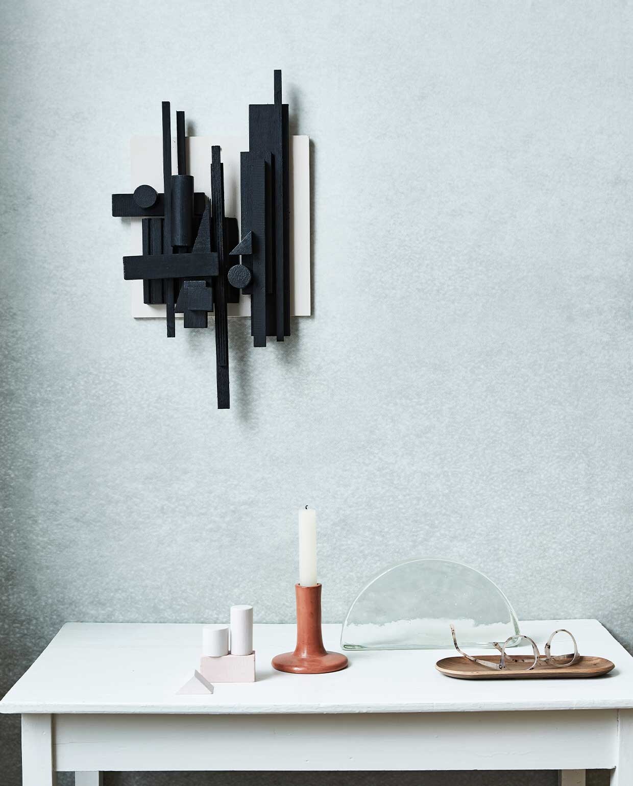 Behang Degrade uit de vtwonen collectie (vtwonen.nl). Object van glas, langwerpig bord (hkliving.nl). Bril (sostrenegrene.com). Overig privébezit. Vtwonen DIY Special 3 | Ontwerp &amp; Styling Marlies Does  | Fotografie Bart Brussee\n