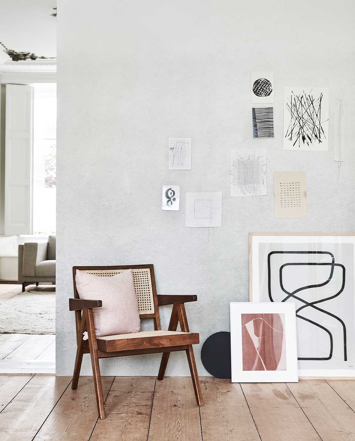 Fauteuil (casagitane.com). Kussen (bymolle.com). Artwork Tiny Stories (hkliving.nl). Kaarten aan de wand A5 formaat (sukha.nl). Overig privébezit. Vtwonen DIY Special 3 | Ontwerp &amp; Styling Marlies Does  | Fotografie Bart Brussee\n