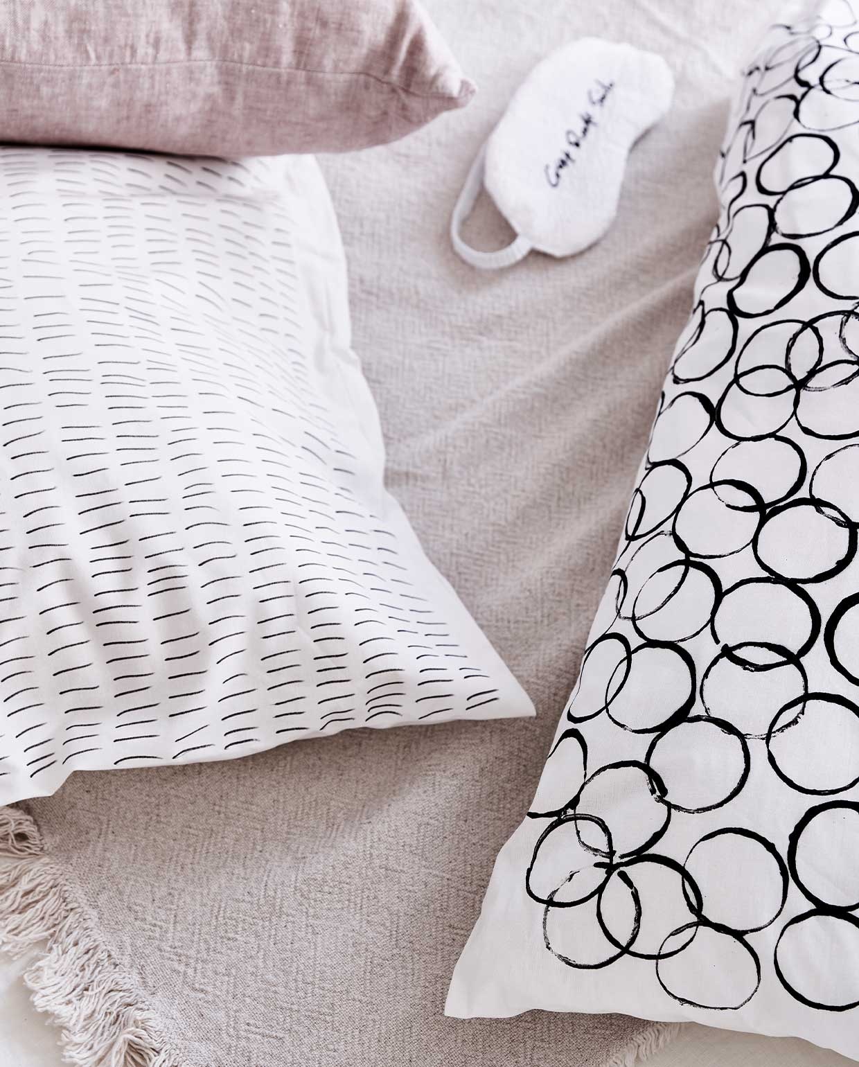Kussen met zwarte vegen, deken op het bed (ikea.nl). Kussen Pink Salt, lampje (bymolle.com). Kussen met terracottakleurige streep (hkliving.nl). Kruk (loods5.nl). Print aan de wand (papercollective.com). vtwonen DIY Special 3 | ontwerp &amp; styling Marlies Does | fotografie Bart Brussee\n