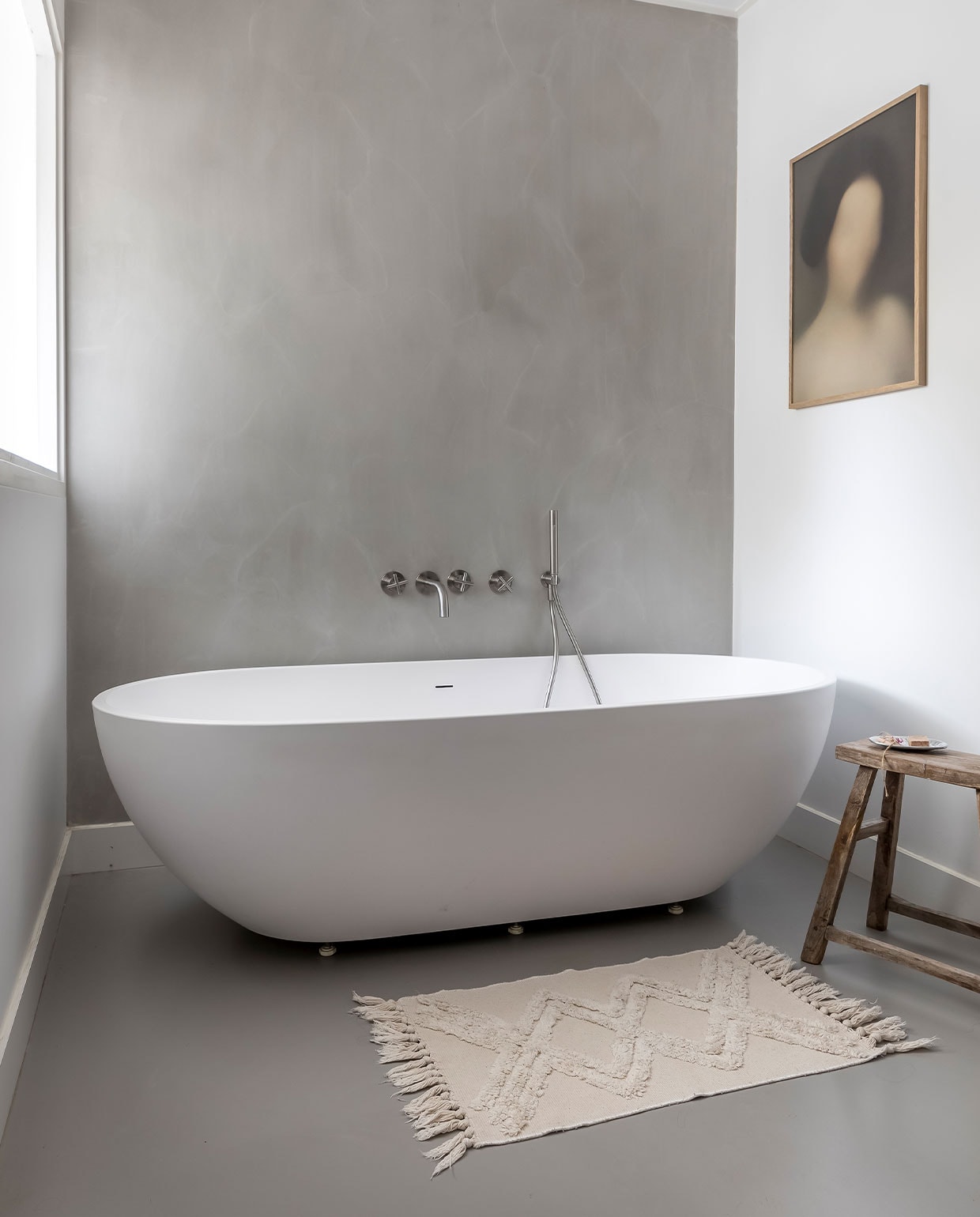 Badmat Kruidvat, kruk Cooperz Wonen, kraan Ben, kunstwerk Curilla Design, vloer en achterwand Senso, witte muur ral 9016. Overig onbekend. vtwonen 04-2022 | fotografie Henny van Belkom