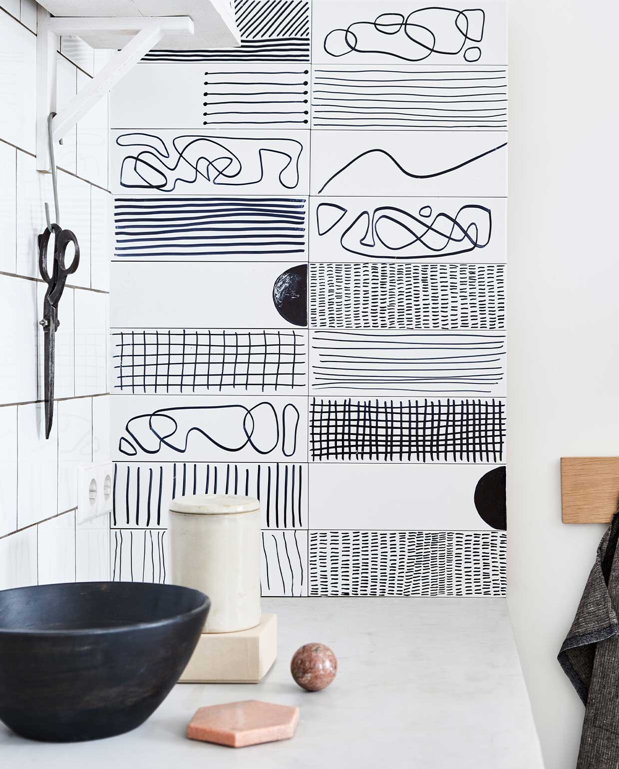 Houten kom (bepurehome.com). Theedoek (bymolle.com). Plank, plankdragers (ikea.nl). Vaatdoekje van Mette Handberg (studione9en.nl). Overig privébezit. Vtwonen DIY Special 3 | Ontwerp &amp; Styling Marlies Does  | Fotografie Bart Brussee\n