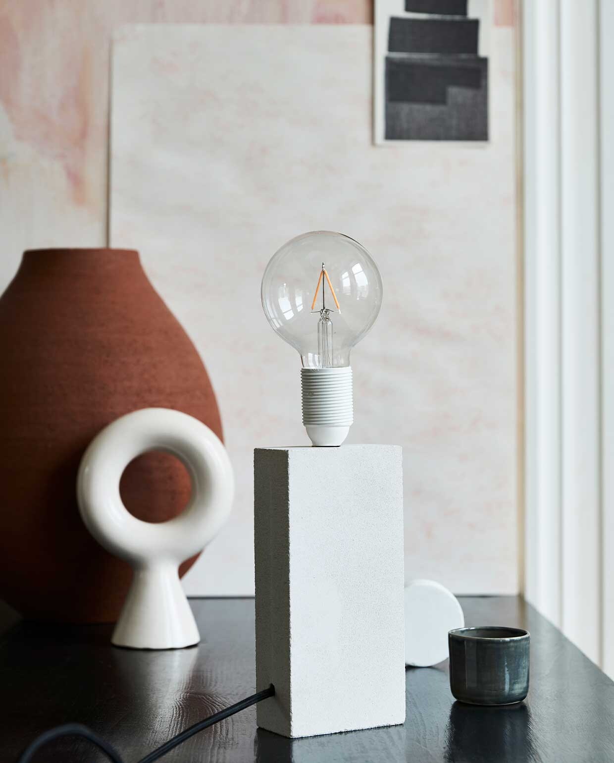 Wit object (hkliving.nl). Grijze mok (bymolle.com). Kaart bovenin beeld (sukha.nl). Overig privébezit. Vtwonen DIY Special 3 | Ontwerp &amp; Styling Marlies Does  | Fotografie Bart Brussee\n