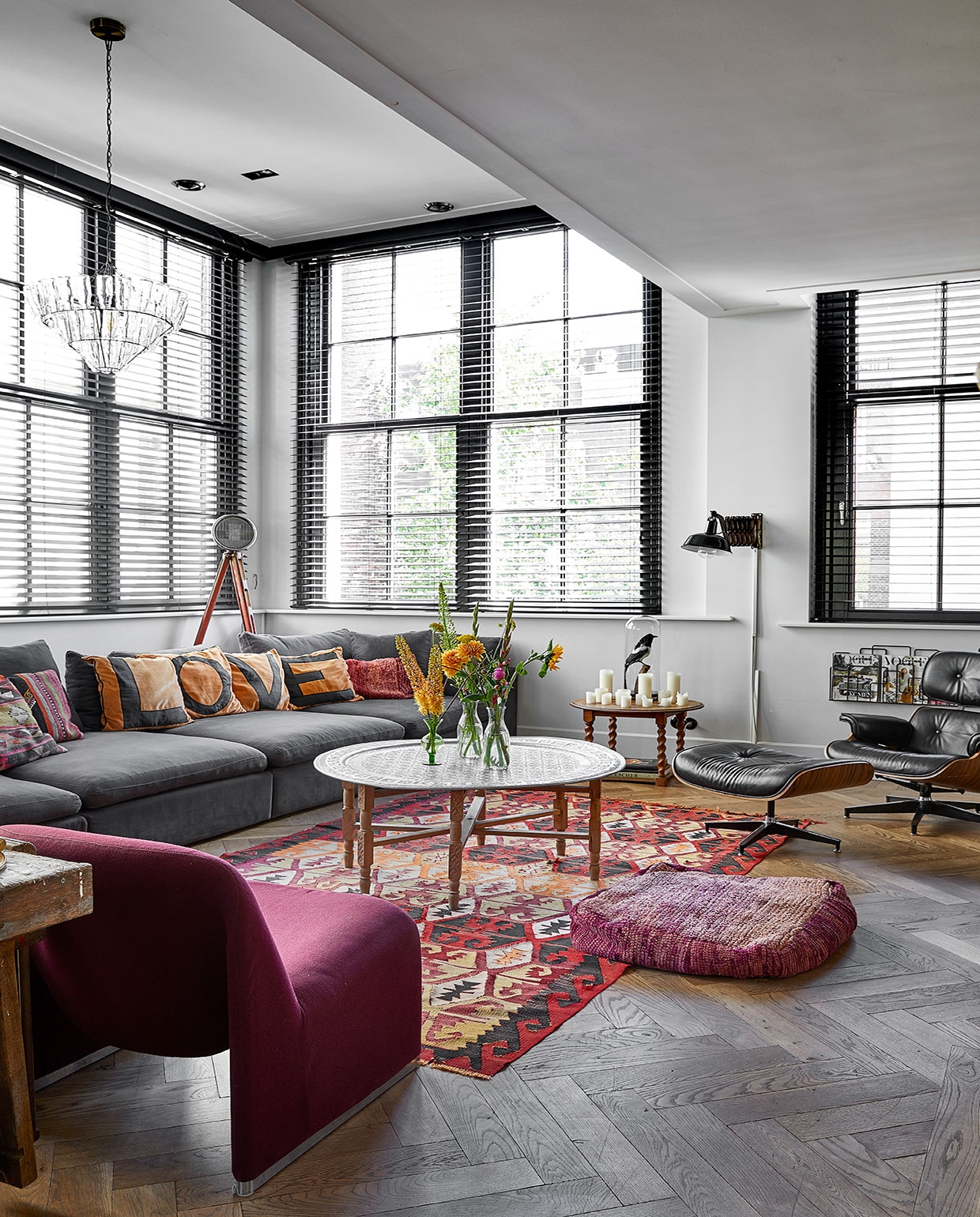 Houten bank met gevlochten zitting, plaid, kussen en plantenmand Pompon Decoration Shop in Waterloo. Kapstok door Sam gemaakt. Overig onbekend. vtwonen 02-2021 | productie Coco Features | styling Emmy van Dantzig | fotografie Peggy Janssen