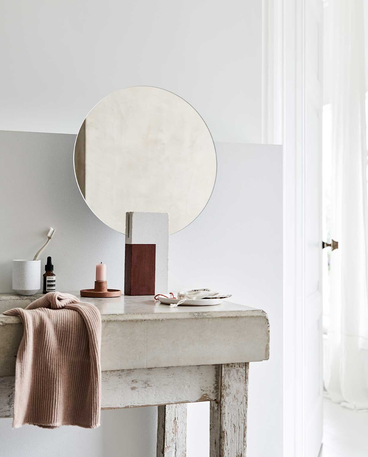 Beker van wit porselein (hkliving.nl). Doek van geweven katoen (sostrenegrene.com). Kandelaar van terracotta (zusss.nl). Bordje wit (loods5.nl). Face oil (aesop.com). Overig privébezit. Vtwonen DIY Special 3 | Ontwerp &amp; Styling Marlies Does  | Fotografie Bart Brussee\n
