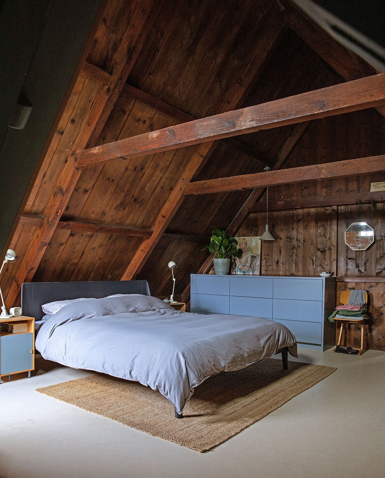 Marmoleum-vloer Forbo, vloerkleed Ikea. Bed Auping, beddengoed Little Dreamers. Nachtkastjes en hanglamp Ferm Living, bureaulampen Jieldé, wekker Hema. Blauwe kast op maat gemaakt, geschilderd in Denim Drift van Flexa. Schoolstoel vintage, pot herkomst onbekend, schilderij gemaakt door een kennis, spiegel Sissy-Boy. vtwonen 05-2021 | Productie en Styling Ilona Jongepier | Fotografie Dana van Leeuwen | Tekst Anna van der Heijden