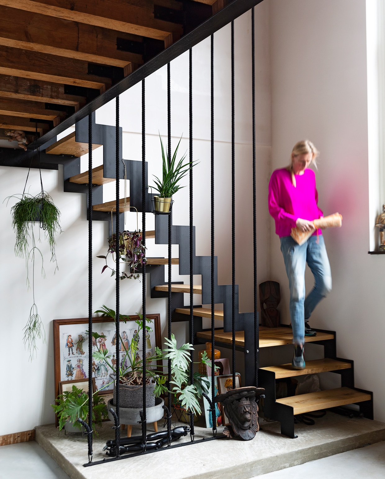 Trap van staal en eikenhout ontworpen door Martina, uitgevoerd door TNW Interieur. vtwonen 10-2021| Styling Emmy van Dantzig | fotografie Jansje Klazinga | tekst Jack Meijers