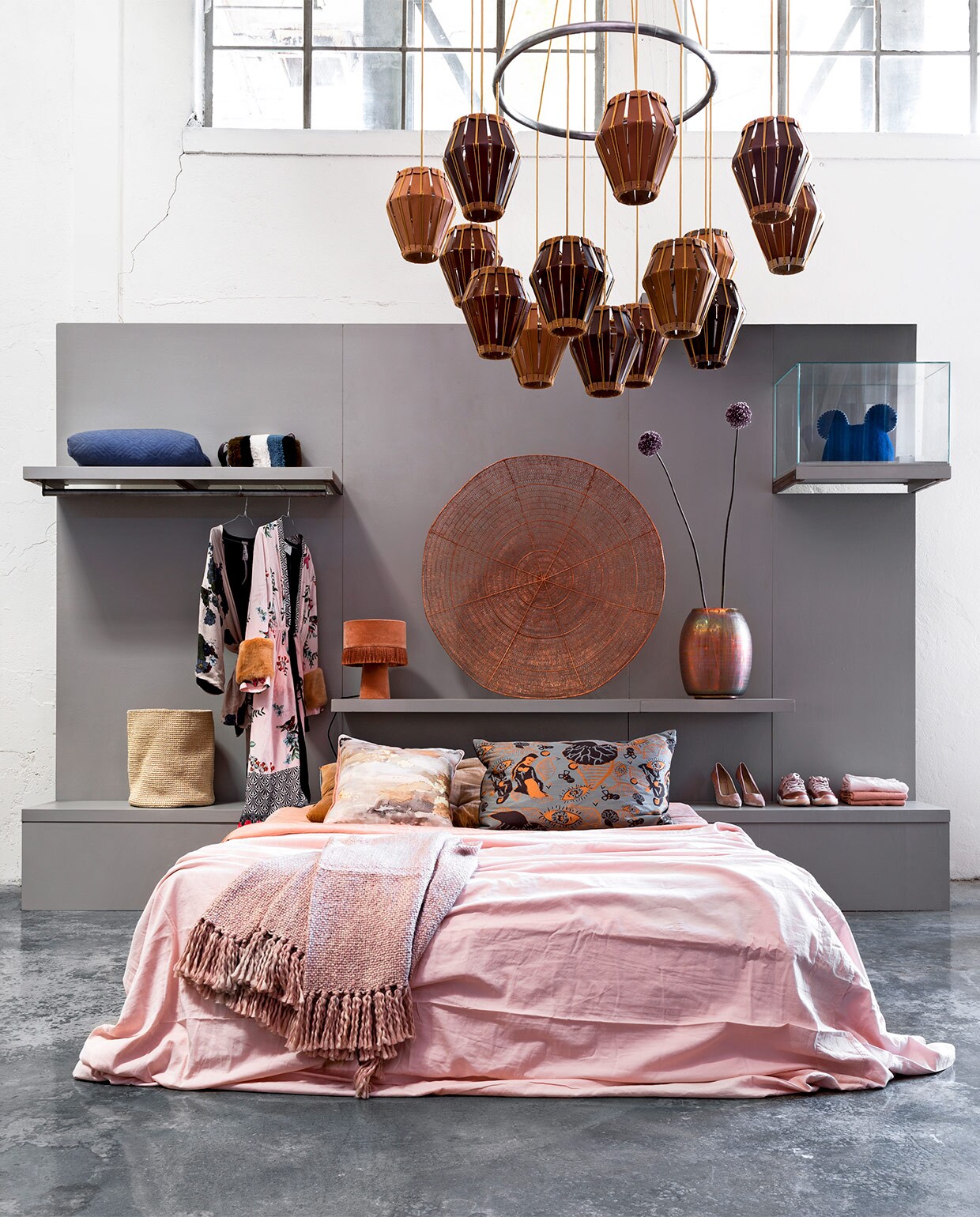 Kroonluchter gemaakt van leren lampen in samenwerking met Kiki van Eijk, per stuk vanaf € 70,-, blauw vilten stolp in samenwerking met Edward van Vliet € 45,-, kussen mask in samenwerking met Marc Mulders €145,- (Social Label). Bedhoofdeinde ontwerp door Piet Hein Eek, verf kleur F20555 (Sikkens). Dekbedovertrekset in roze stonewashed katoensatijn, 240x200 cm € 189,-, stonewashed linnen laken kleur Copper, 180x290 cm € 139,- (House in Style). Kussen met marmereffect van Nordal € 34,99, roze plaid van Malagoon € 39,95 (vtwonen.nl). XXL draadmand van koper € 229,-, glazen vaas € 190,- (Pols Potten). Op plank kussen van Ferm Living € 79,- (Mister Design). Tas van imitatiebont (essential-antwerp.com). Kimono met bontmouw (Replay Jeans). Kimono (Hanro). Pumps (Feraggio). Sneakers (Nike). Overig privébezit. vtwonen 12-2018 | styling Marianne Luning | fotografie Stan Koolen
