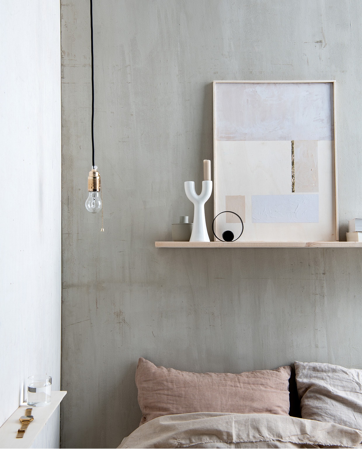 Kandelaar wit keramiek € 3,99 en zwarte ronde kandelaar € 2,17 (sostrenegrene.com) Waterglas € 1,75 en grijs metalen potje € 9,95 (dille-kamille.nl). Kussen IB Laursen  € 23,95  (Loods5). Kussen linnen Blush € 59,- (Bymolle.com). Kaars € 1,95 (Zaanschfaamwebshop.nl). vtwonen 03-2020 | styling Myla Griese | fotografie Louis Lemaire