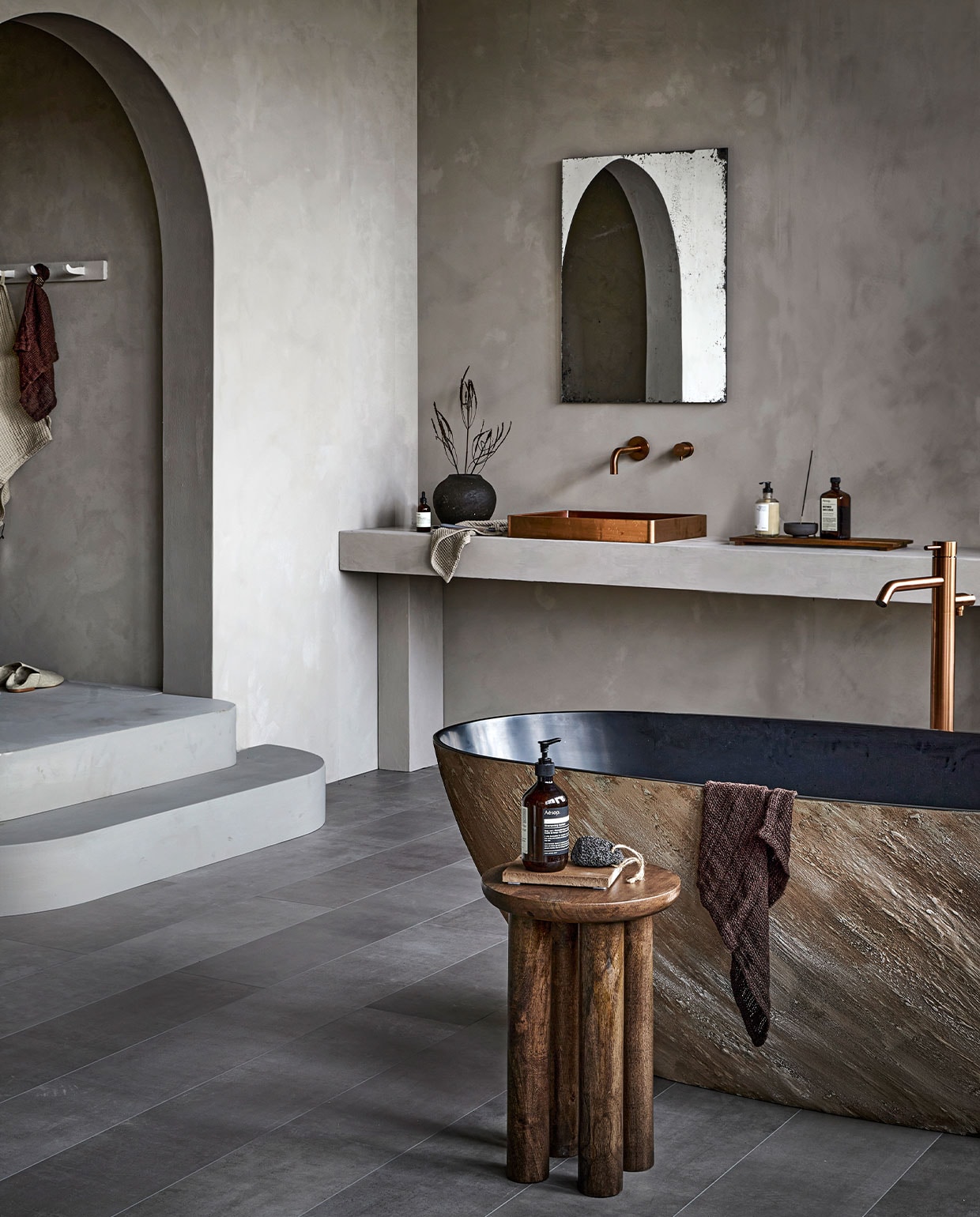 EVC-vloer Pebble, per m² € 63,99M.m.v. pure-original.nl (muurverf Fresco in kleur Soft Taupe), filiaal4.nl (bad, wastafel in Copper, wastafelkraan en badkraan Slimline in Brons), nordal.eu (houten bijzettafel, handdoeken), letoile.store (stenen onderzetter, handzeep, wierookhouder, wierook), paviljoennoord.com (spiegel), zarahome.com (slippers, grijze handdoek, vaas, houten dienblad). Overig privébezit. vtwonen 07-2022 | productie Tanja Saarberg | styling danielle Verheul | fotografie Peggy Janssen | assistentie Kula van den Broek\n