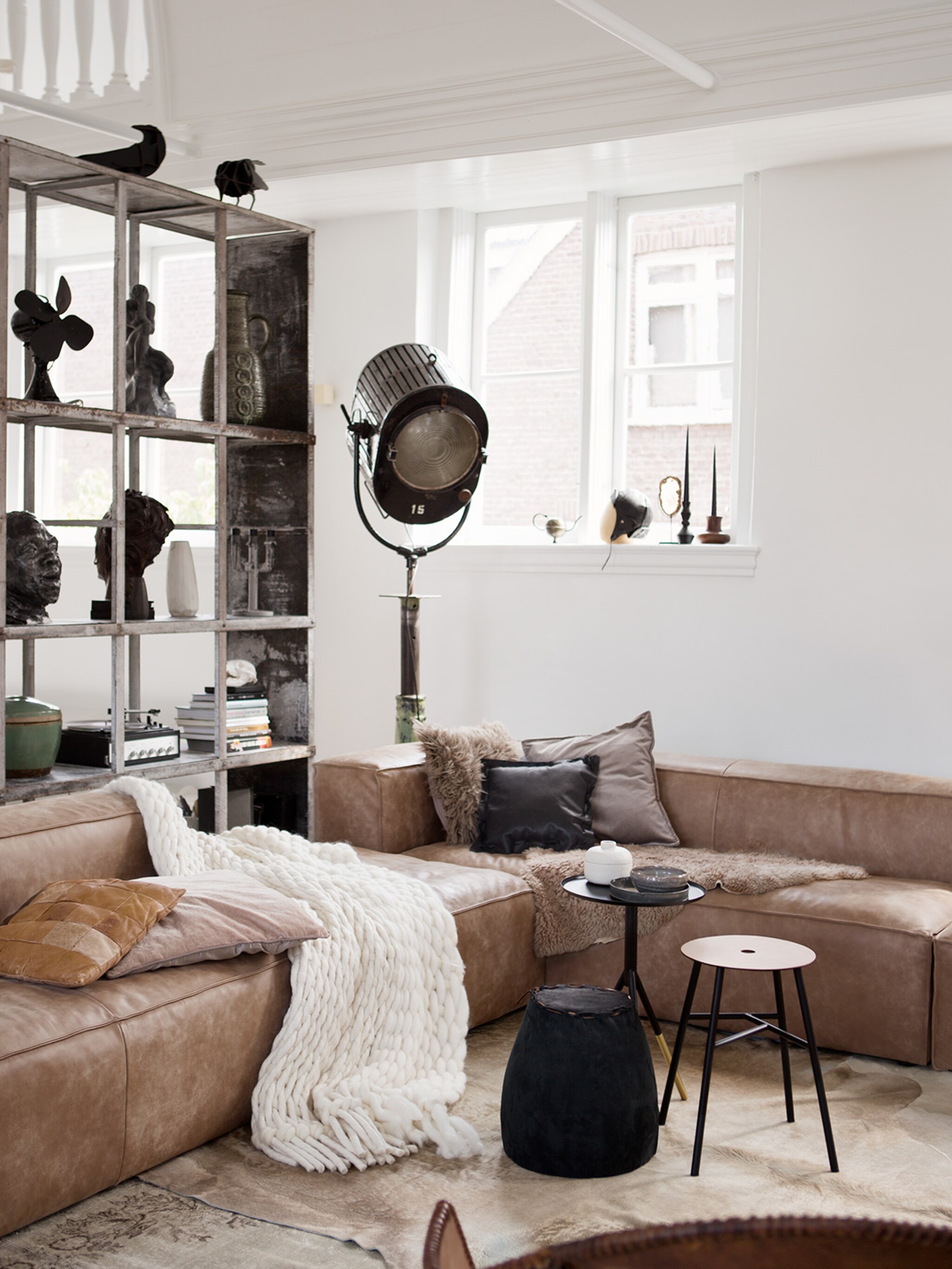 stoer wonen zo style je een cognac bank in de woonkamer