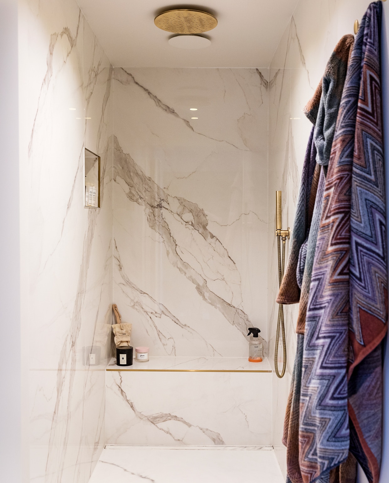 Douche RS2308 en kranen Salenzi. Haken Muuto. Badjassen en handdoeken Missoni. Radiator Vasco. vtwonen 11-2021 | styling Ilona Jongepier | fotografie Dana van Leeuwen