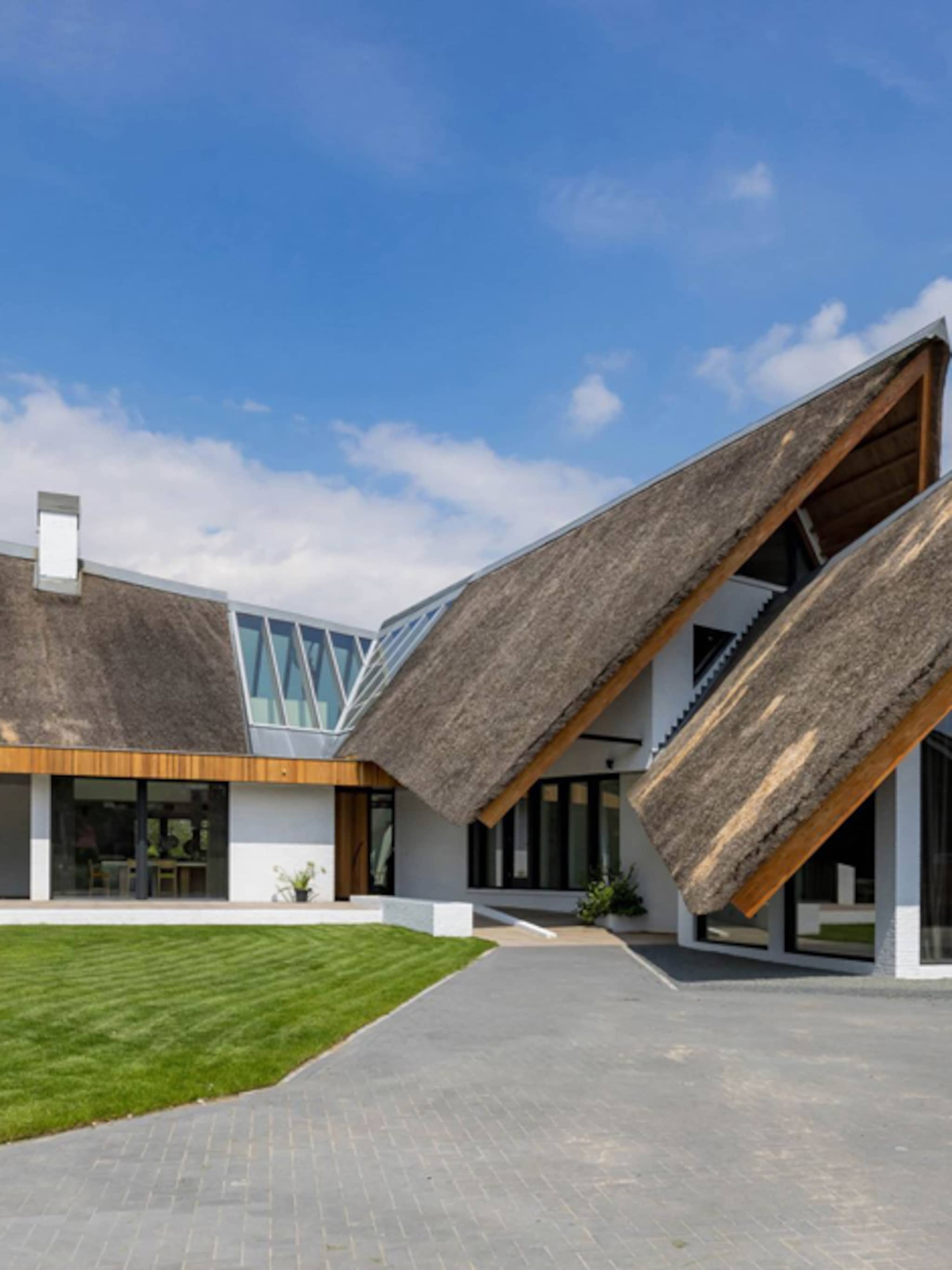 door het dak deze gigantische villa van bijna 4 miljoen is een hit op funda